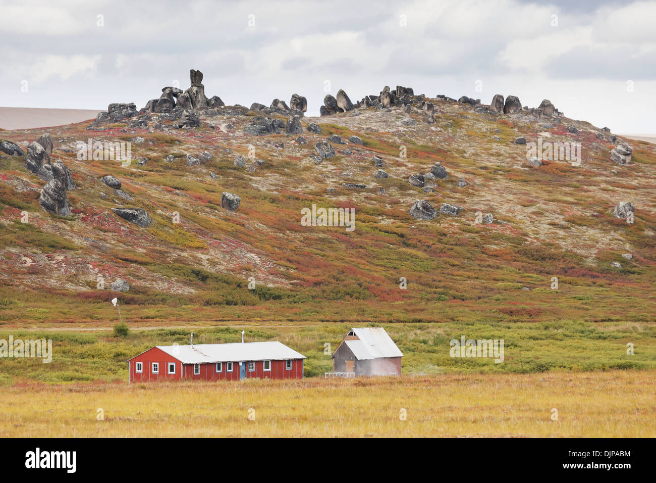 Badehaus und öffentlichen Unterkunft in Serpentin Thermalquellen, Tundra mit Herbst-Färbung und eine einzigartige geologische verfügen über "Eine Granit-Tor" Stockfoto