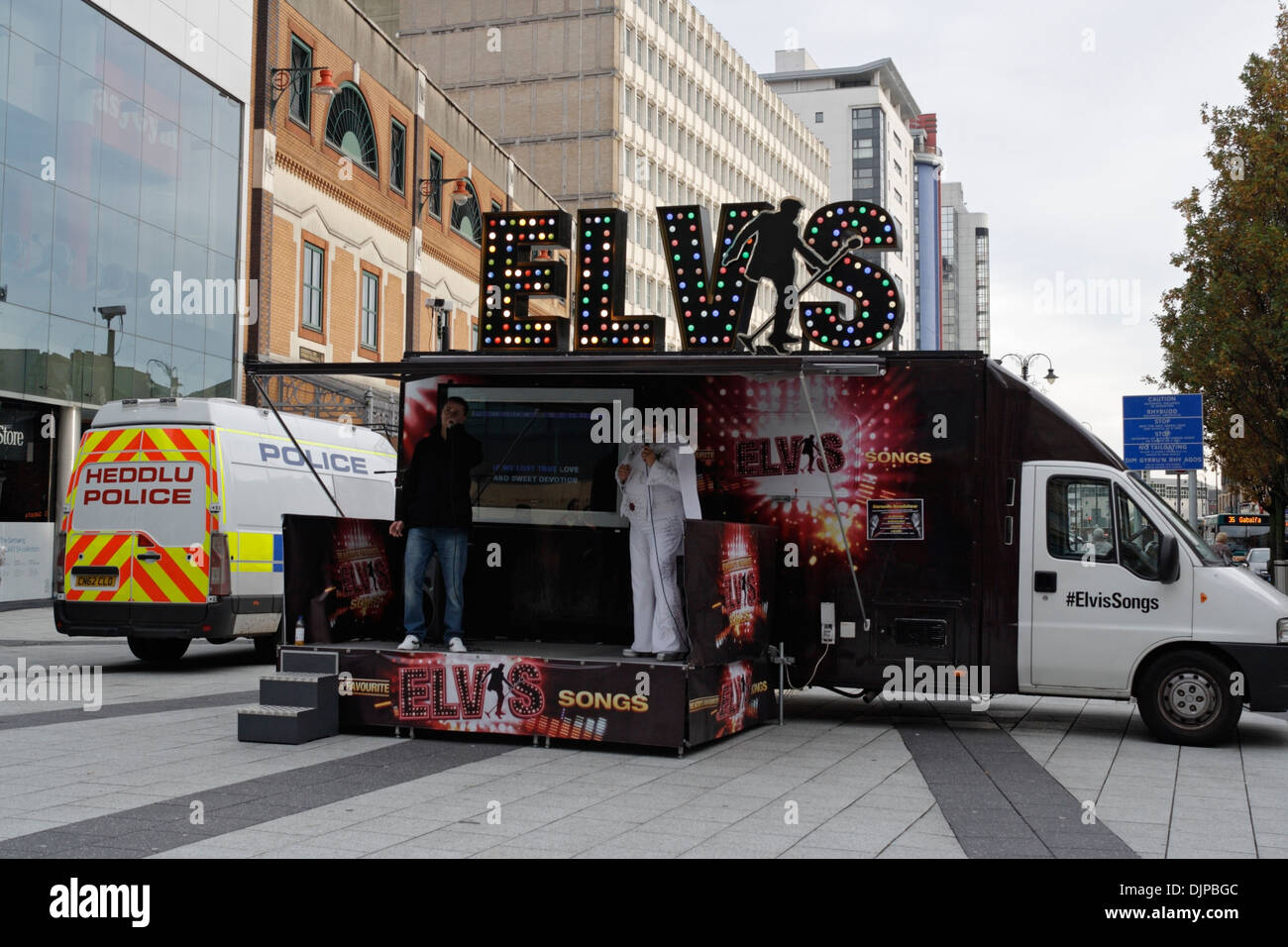 Elvis-Imitator und Street Karaoke im Stadtzentrum von Cardiff Stockfoto