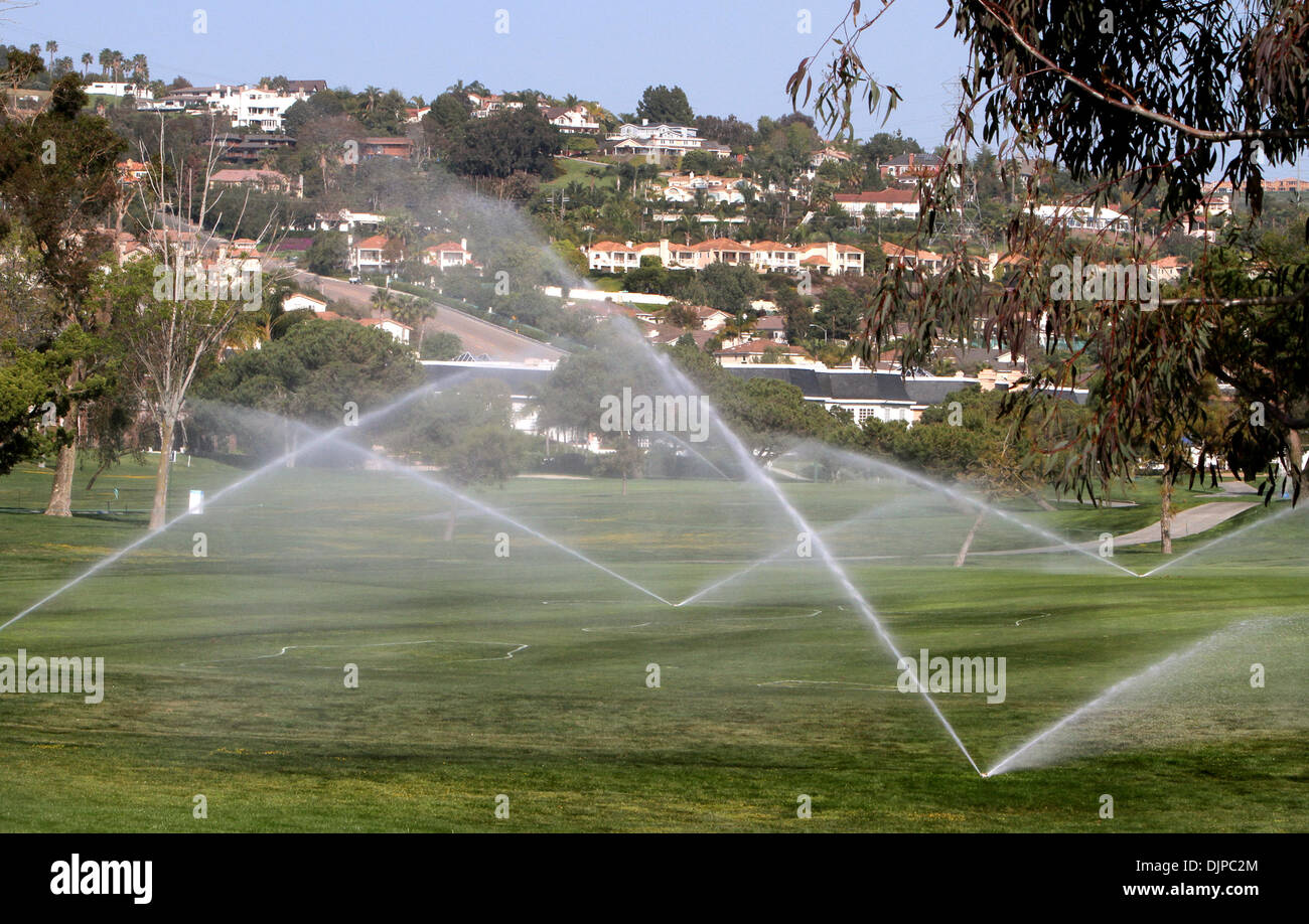 24. März 2010 - bewässern Carlsbad, CA, USA - März 24, 2010 Carlsbad, CA, USA Sprinklers 18.. Fairway beginnt am späten Nachmittag des Golfplatzes La Costa, diese Woche Kia Classic LPGA Veranstaltungsort, der Morgen. Obligatorische Photo Credit: CHARLIE NEUMAN/San Diego Union-Tribune/ZUMA Press (Kredit-Bild: © San Diego Union-Tribune/ZUMApress.com) Stockfoto