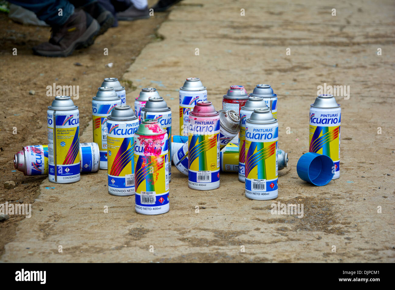 Ganze Reihe von "Acuario" Spray Dosen bei der Veranstaltung des Stadions Cartago Wände malen Stockfoto