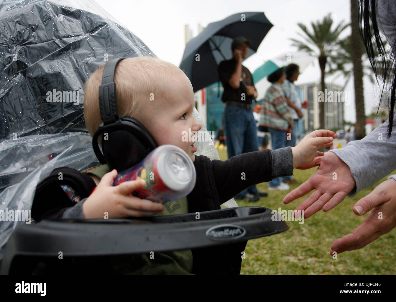 28. März 2010 - St. Petersburg, Florida, USA - DIRK SHADD |  Zeiten. SP 320561 SHAD GRANDPRIX 19 (28.03.10 St. Petersburg) mit einen Regenponcho drapiert über seinen Kinderwagen, Reiter Gustafson (Cq), 1 1/2, streckt seine Mutter Erika Gustafson (Cq), aus St. Petersburg, während die Indy Lights-Rennen auf der Honda Grand Prix von St. Petersburg Sonntagnachmittag (28.03.10). '' Es ist nicht so heiß Stockfoto