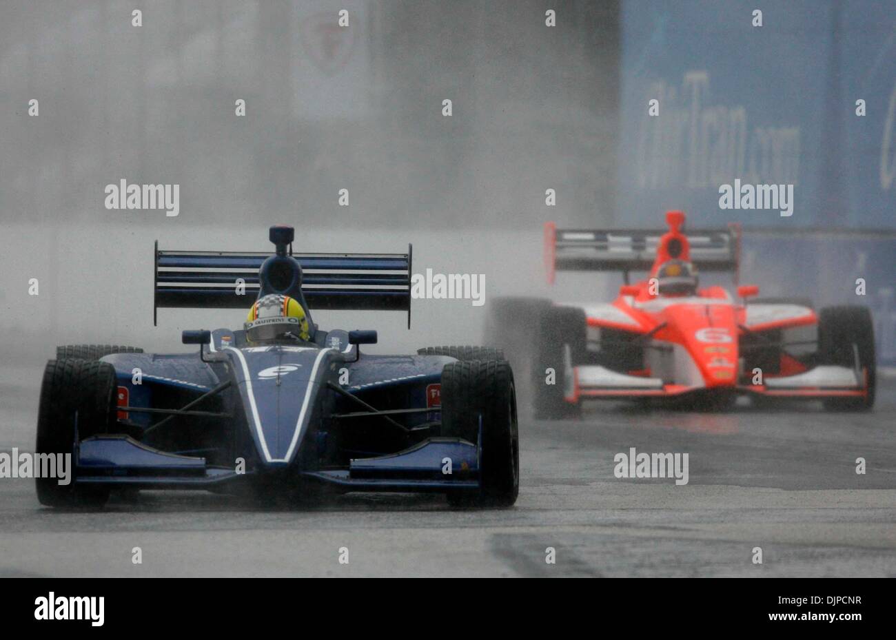 28. März 2010 - St. Petersburg, Florida, USA - CHRIS ZUPPA |   Times.SP 320682 ZUPP GrandPrix 10. (28.03.2010 St.Petersburg) Jan Heylen von Bryan Herta (links) Autosports wurde Zweiter in der Indy Lights. Junior Strous von HVM Racing (rechts) wurde Zehnter. Abdeckung des Honda-Grand Prix von St. Petersburg. [CHRIS ZUPPA, mal] (Kredit-Bild: © St. Petersburg Times/ZUMApress.com) Stockfoto