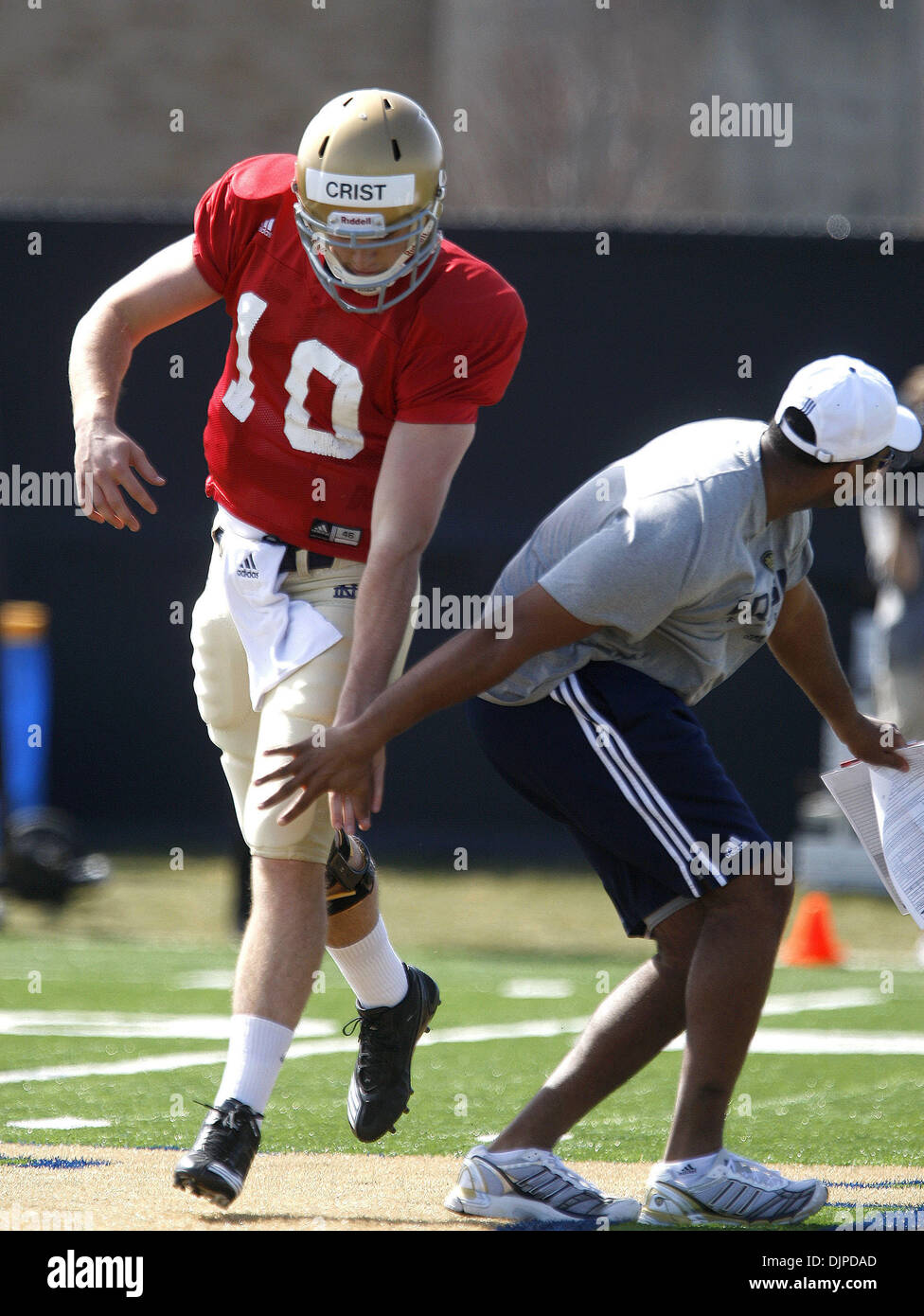 31. März 2010 - South Bend, Indiana, USA - University of Notre Dame Quarterback DAYNE CRIST bekommt eine niedrig-fünf von einem Coach im Training Mittwoch.  Crist, der den Top-Kandidaten, Jimmy Clausen zu ersetzen ist, ist ein Junior vom Canoga Park, Kalifornien.   (Kredit-Bild: © Jim Z. Rider/ZUMApress.com) Stockfoto