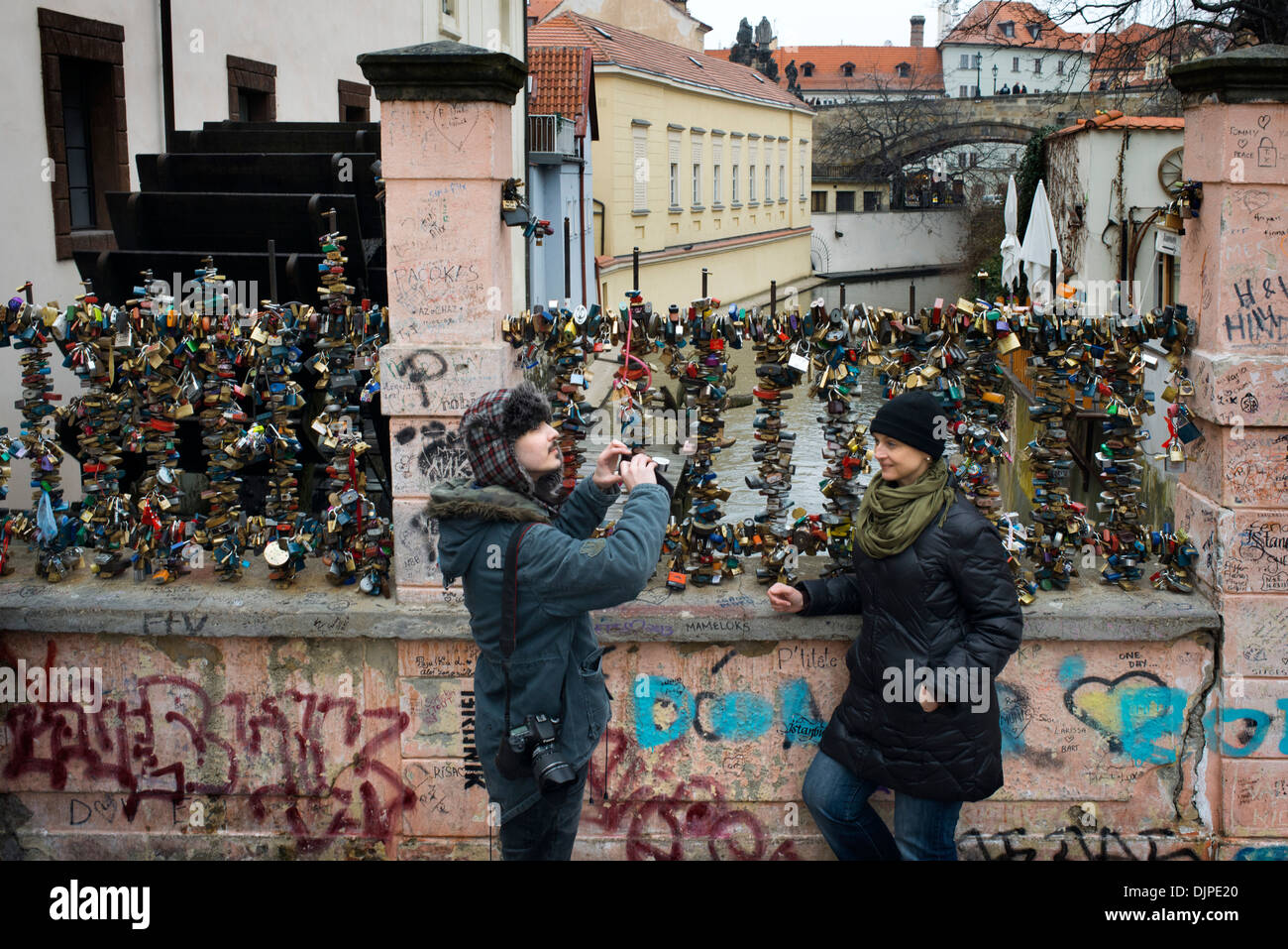 Ein paar auf der Brücke der Liebenden. Prag. Nicht schrill oder bekannt als der große Charles Brücke, sondern Prag Bewohner dieses kleine und charmante Spalier Brücke fast lieben getarnt in den weniger bekannten die schöne Altstadt und nur 20 Meter ist in der Lage Kreuzung mit extremen Vertrauen nichts mehr und nichts weniger als der Canal del Diablo. Das ehemalige Kloster zu überbrücken, wo noch heute kann man das alte Mühlrad, Elf hat sein eigenes Wasser und einigen Jahren ist der Lieblingsplatz für Liebhaber, die Sperren auf SENAR ewige Liebe zu schließen. Stockfoto