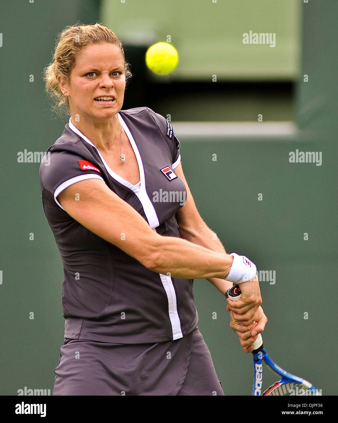 28. März 2010 - Key Biscayne, Florida, USA - KIM CLIJSTERS Belgien liefert einen Schuss gegen Shahar Peer Israels während sechs Aktionstag der dritten Runde der Sony Ericsson Open 2010 im Crandon Park Tennis Center. Belgiens ehemaligen Weltranglistenersten erleichterte Vergangenheit 17. Samen Shahar Peer in nur 50 Minuten gegen israelische 6: 0 6: 1. (Kredit-Bild: © Gaston De Cardenas/ZUMA Press) Stockfoto