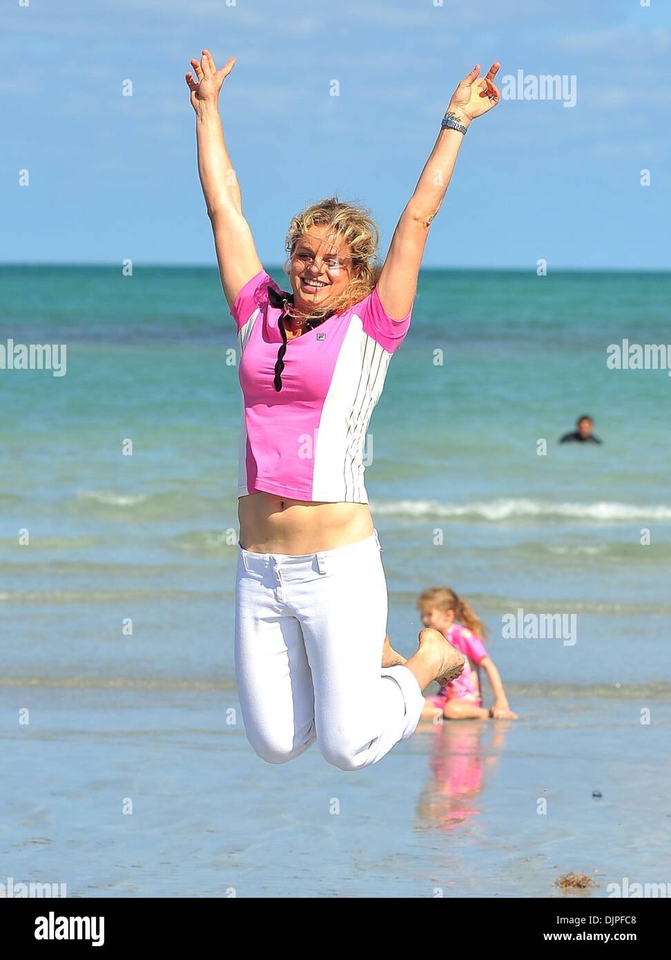 3. April 2010 - Key Biscayne, Florida, USA - KIM CLIJSTERS Belgien springt vor Freude am Strand nach dem Sieg über V. Williams aus den USA in zwei Sätzen, das Frauen Finale der 2010 Sony Ericsson Open im Crandon Park Tennis Center zu gewinnen. (Kredit-Bild: © Gaston De Cardenas/ZUMA Press) Stockfoto