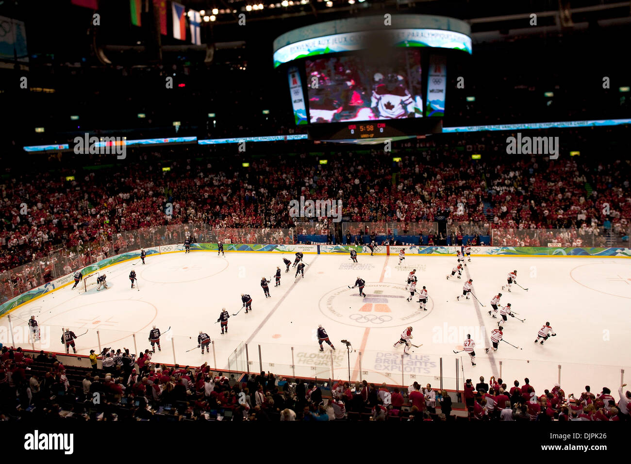 2. März 2010 - erwärmt Vancouver, British Columbia, Kanada - Olympia Männer Eishockey - Team der USA und Kanada sich vor Beginn der USA Vs Kanada Männer Goldmedaille Hockey nach dem Sieg gegen die USA 3: 2 in der Overtime bei den Olympischen 2010 am 28. Februar 2010 in Vancouver, Britisch-Kolumbien. (Kredit-Bild: © Paul Kitagaki Jr./ZUMApress.com) Stockfoto