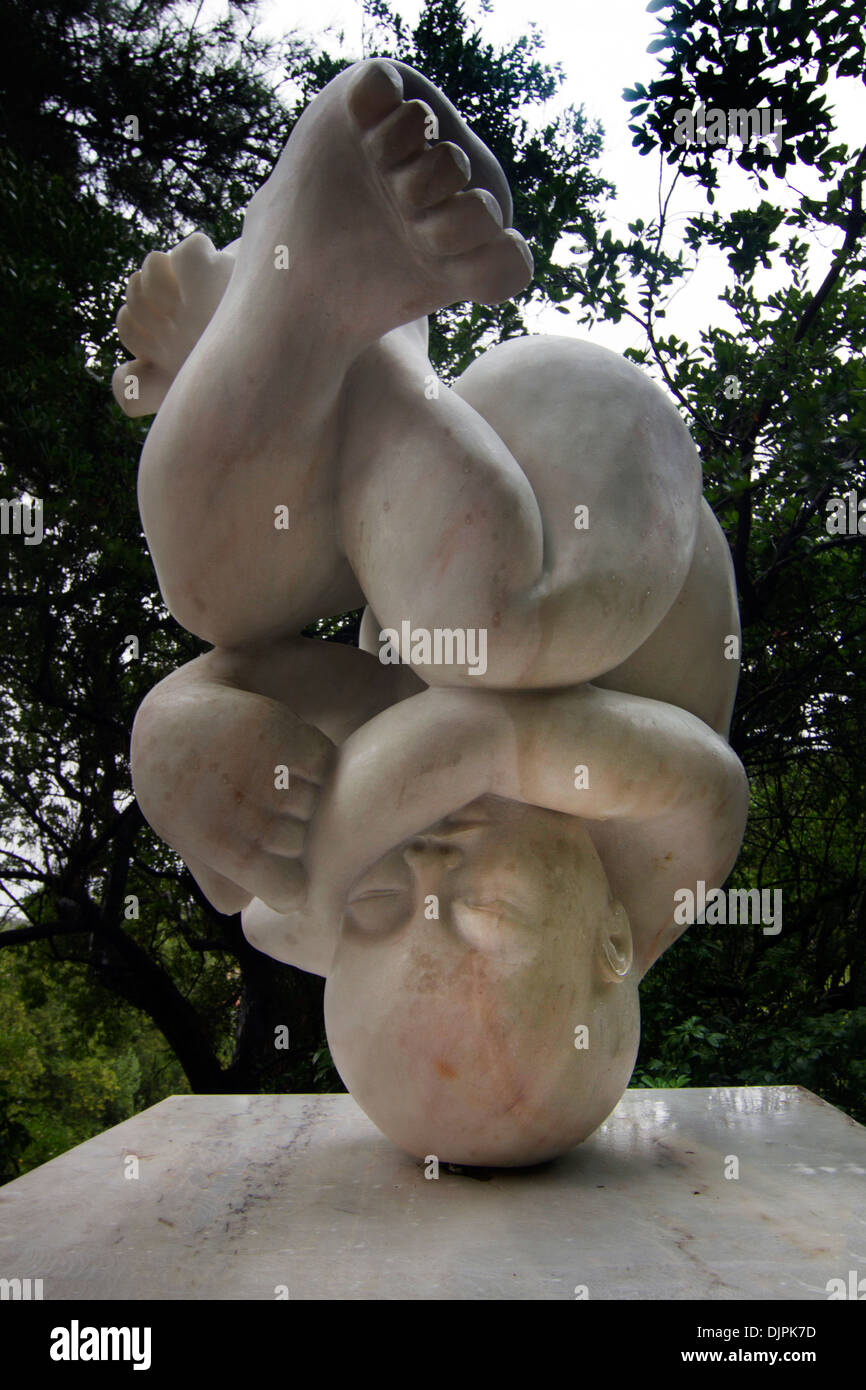 Blick auf die Skulptur eines Babys auf fötalen Position auf den Kopf gestellt. Stockfoto