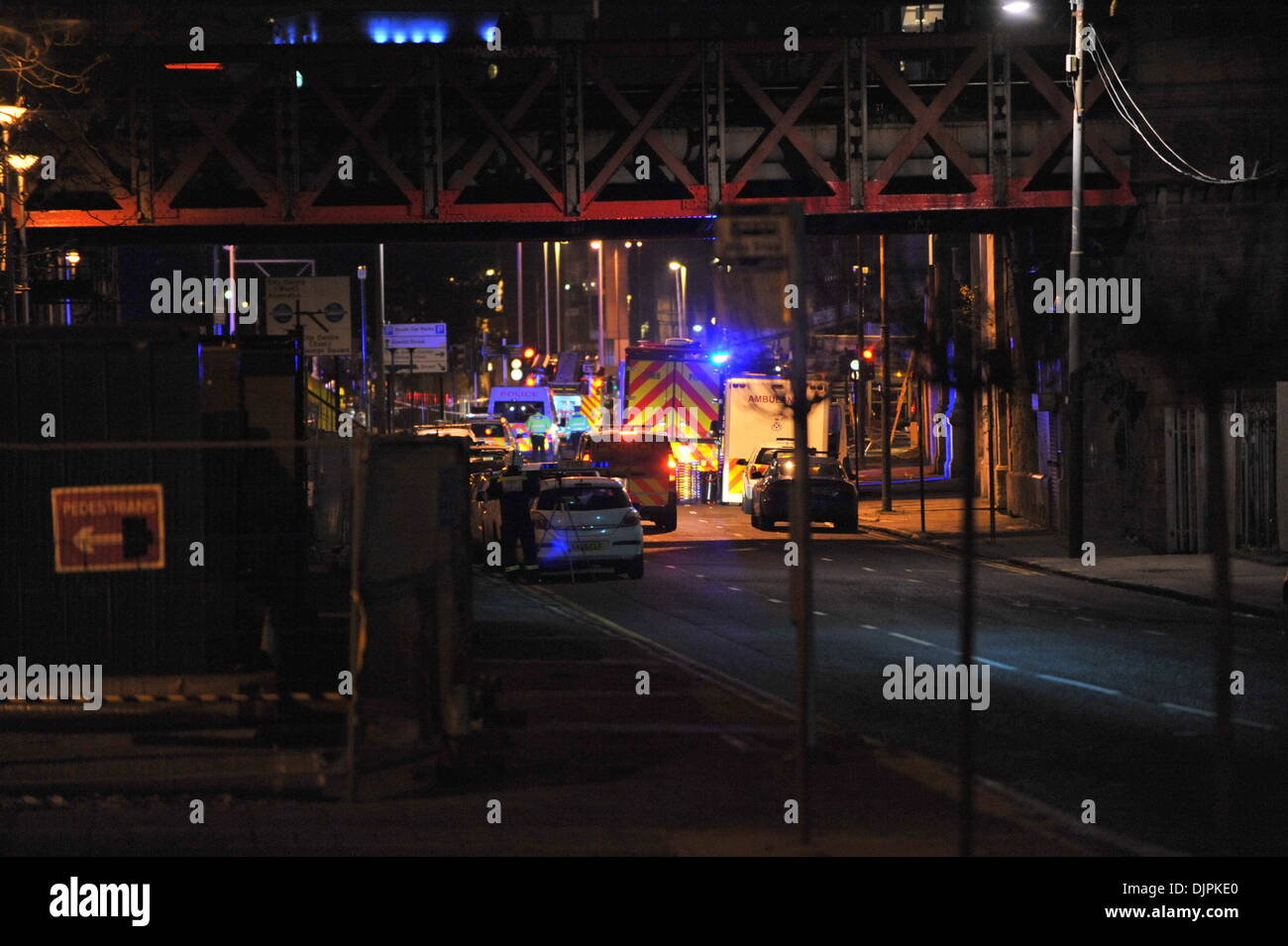 Glasgow, Schottland. 29. November 2013. Notdienste in der Szene der Polizei Hubschrauber in das Dach des Clutha Gewölbe Pub im Stadtzentrum von Glasgow Credit: Tony Clerkson/Alamy Live News Stockfoto