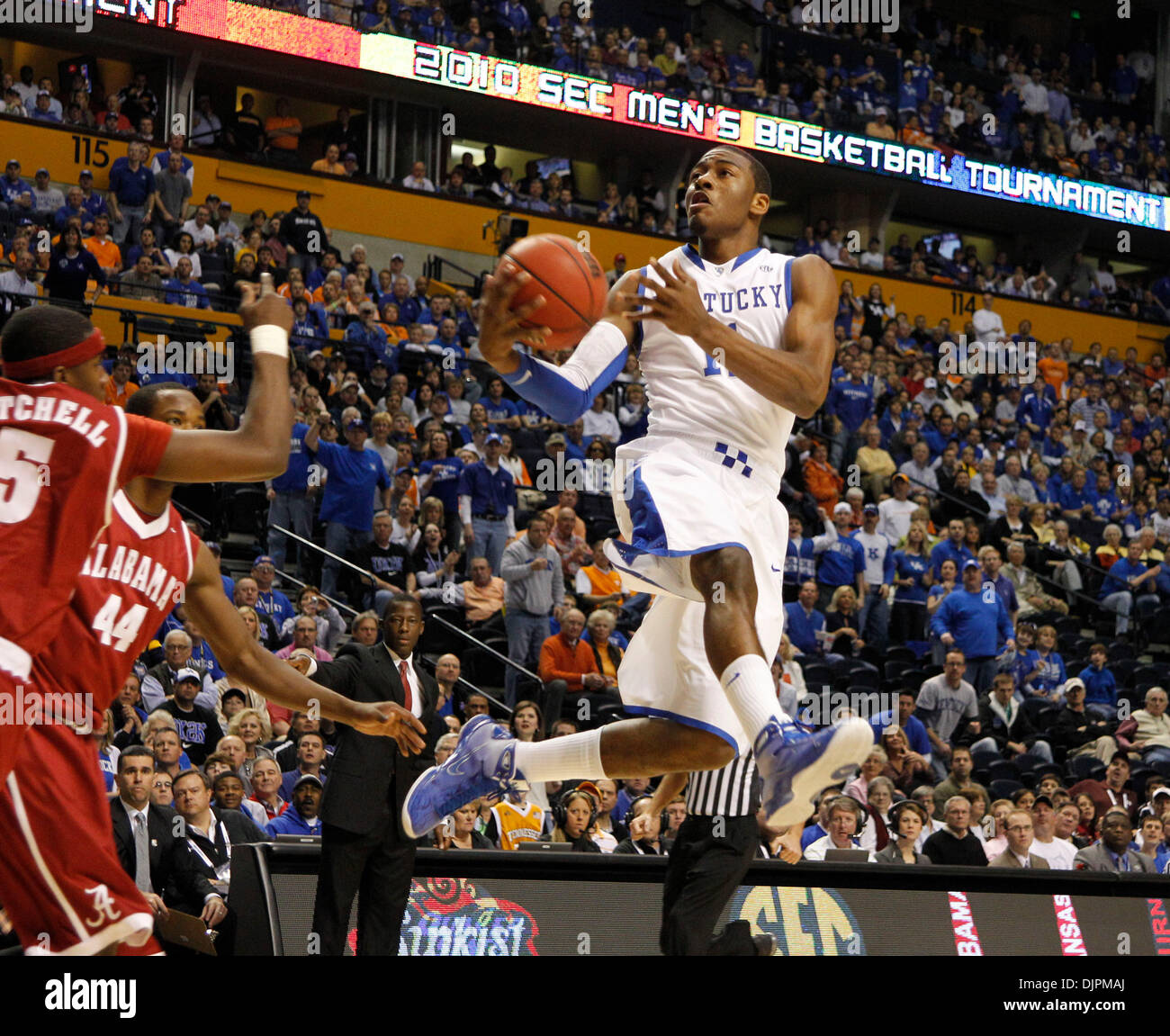 12. März 2010 schwebte durch die Gasse zu setzen, ein Schuss in der ersten Hälfte des Spiels University of Kentucky vs Alabama auf Freitag, 12. März 2010 während des Turniers SEC in der Bridgestone Arena in Nashville, Tennessee - Nashville, Kentucky, USA - UK John Wall. Großbritannien gewonnen 73-67. Foto von David Perry | Personal. (Kredit-Bild: © Lexington Herald-Leader/ZUMApress.com) Stockfoto