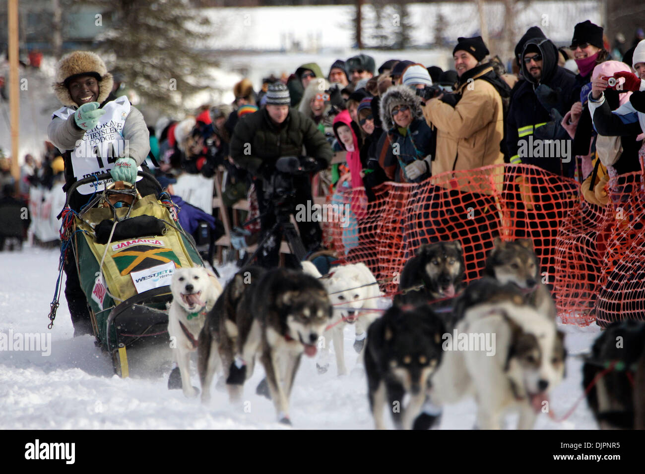 7. März 2010 - Willow, Alaska, USA - jamaikanischen Musher NEWTON MARSHALL aus St. Ann Jamaika, treibt seine Hundegespann nach dem Start Rutsche des Iditarod Trail Sled Dog Race in Willow, Alaska während dem offiziellen Start des 1.100 Meile Sled Dog Race quer durch Alaska am Sonntag. (Kredit-Bild: © Al Grillo/ZUMA Press) Stockfoto