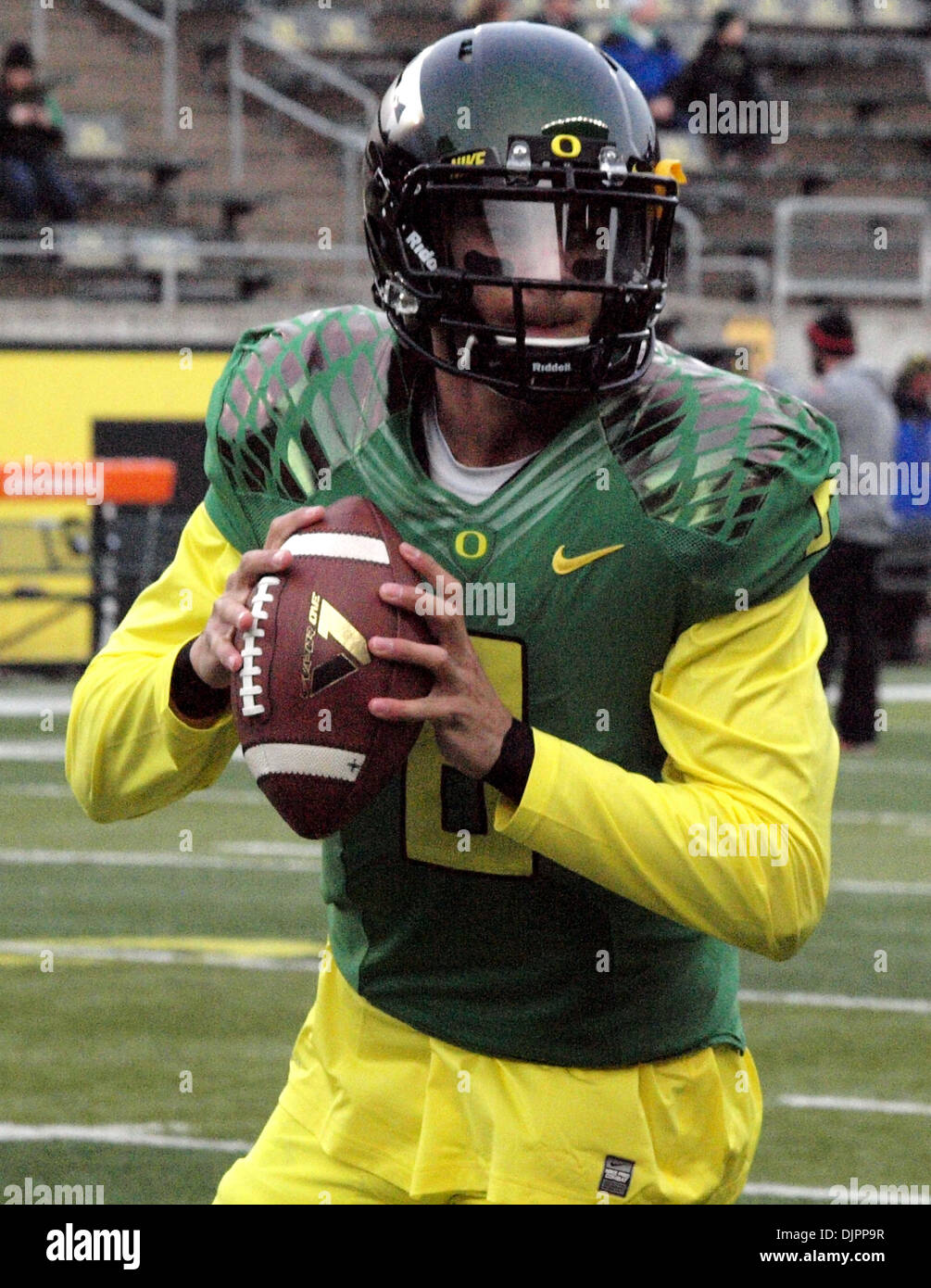 Eugene, Oregon, USA. 29. November 2013. Oregon-Ente Quarterback Marcus Mariota (#8) erwärmt sich im Autzen Stadium vor der Oregon State Beavers Kredit: Richard Morgan/Alamy Live News Stockfoto