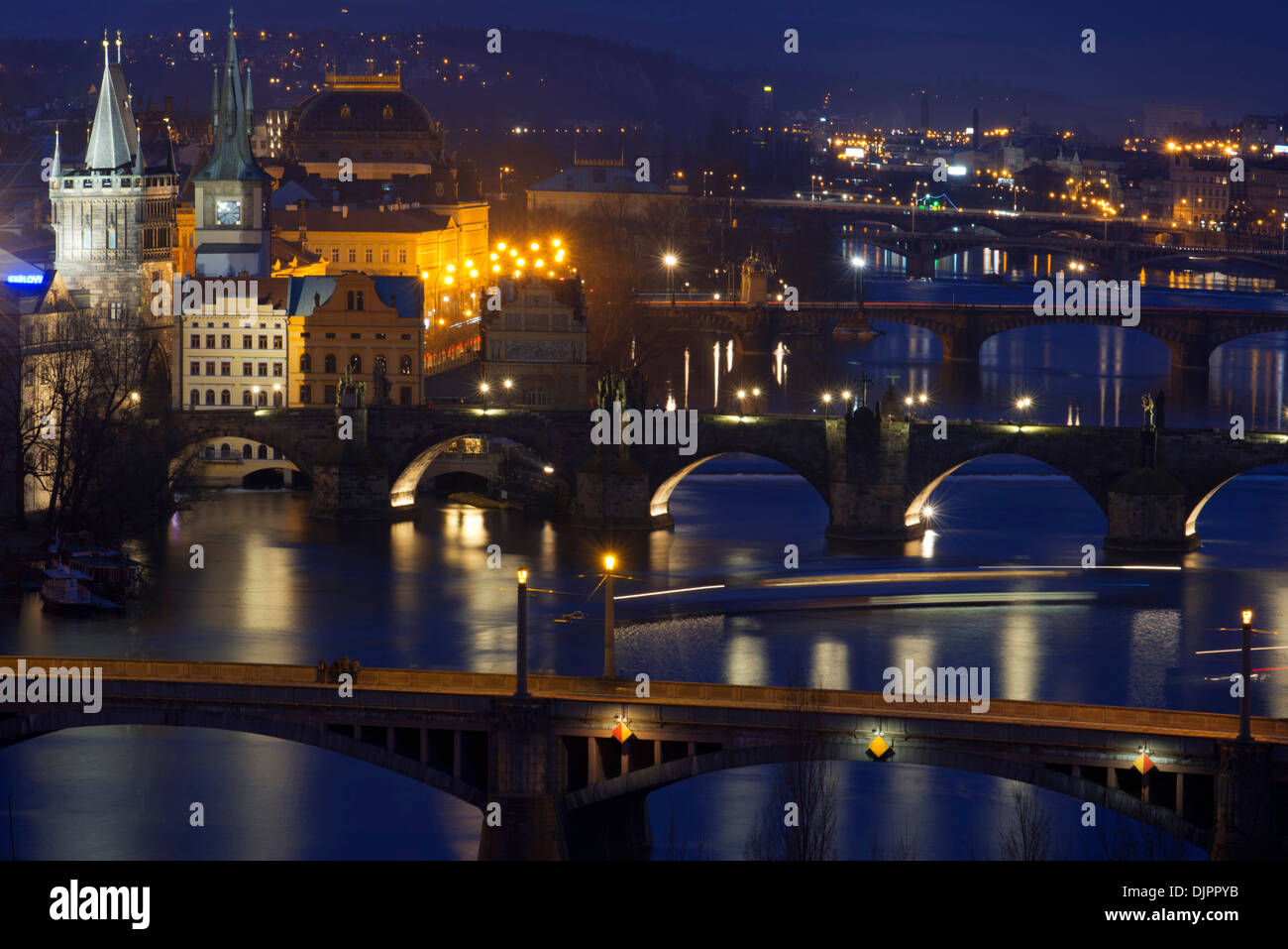 Nachtansichten der verschiedenen Brücken in der Stadt Prag über die Moldau. Die berühmteste Brücke, die über steigt Stockfoto