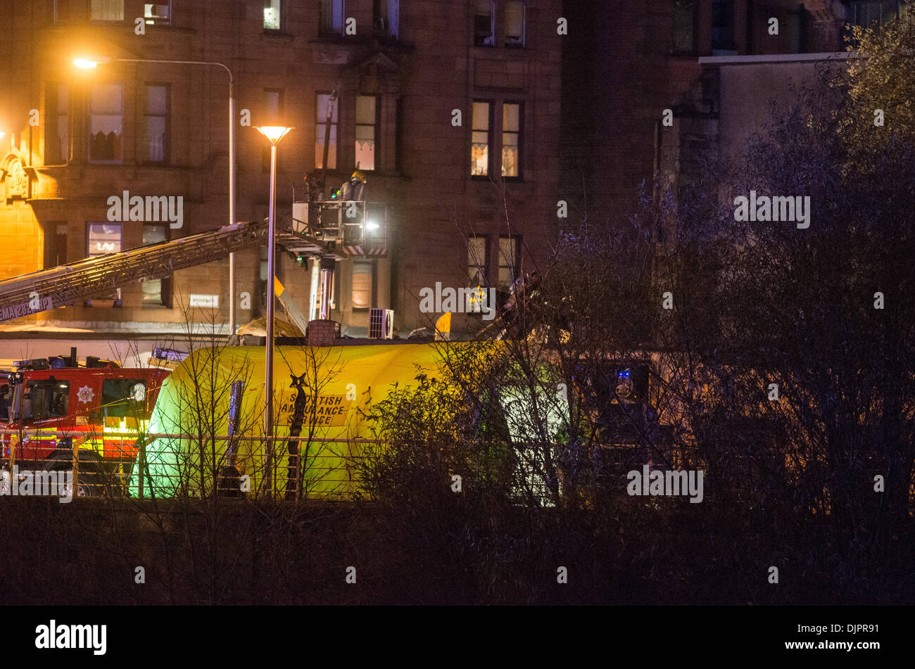 Glasgow, Schottland. 30. November 2013. Polizei-Hubschrauber stürzt den Clutha Pub in Glasgow die Eurocopter EC135 T2 - mit einer Besatzung von drei bestehend aus zwei Polizisten und zivile Pilot - auf dem Dach einer gepackten Kneipe in Stockwell Street am 22:25 in Glasgow, Vereinigtes Königreich kam. Bildnachweis: Sam Kovak/Alamy Live-Nachrichten Stockfoto