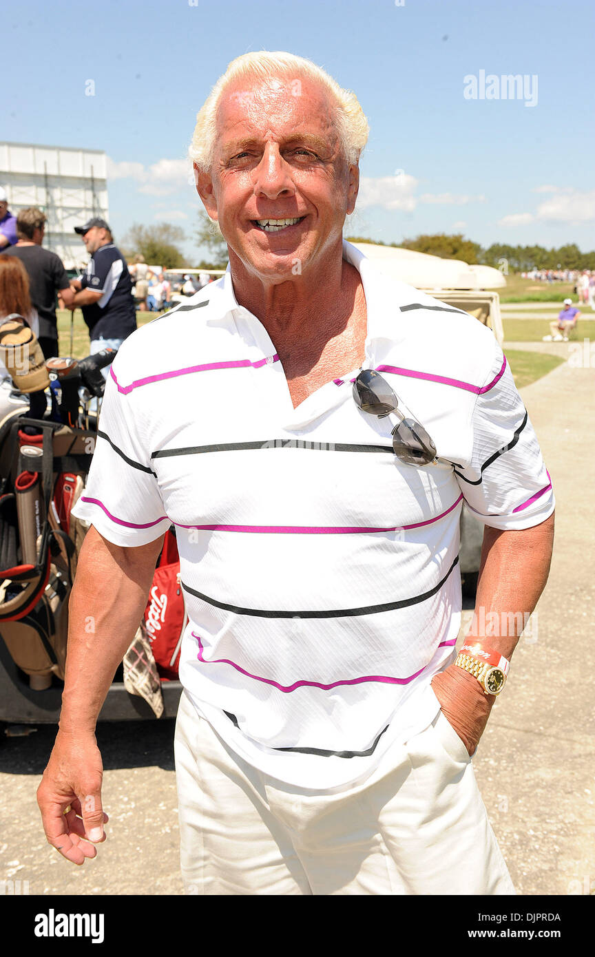 12. April 2010 - Myrtle Beach, South Carolina; USA - Wrestler RIC FLAIR beteiligt sich an der 16. jährlichen Hootie und der Blowfish Montag nach the Masters Promi-Golfturnier, das Barefoot Resort im Farbstoff Club stattfand und Golf Club liegt in Myrtle Beach.  Copyright 2010 Jason Moore. (Kredit-Bild: © Jason Moore/ZUMApress.com) Stockfoto