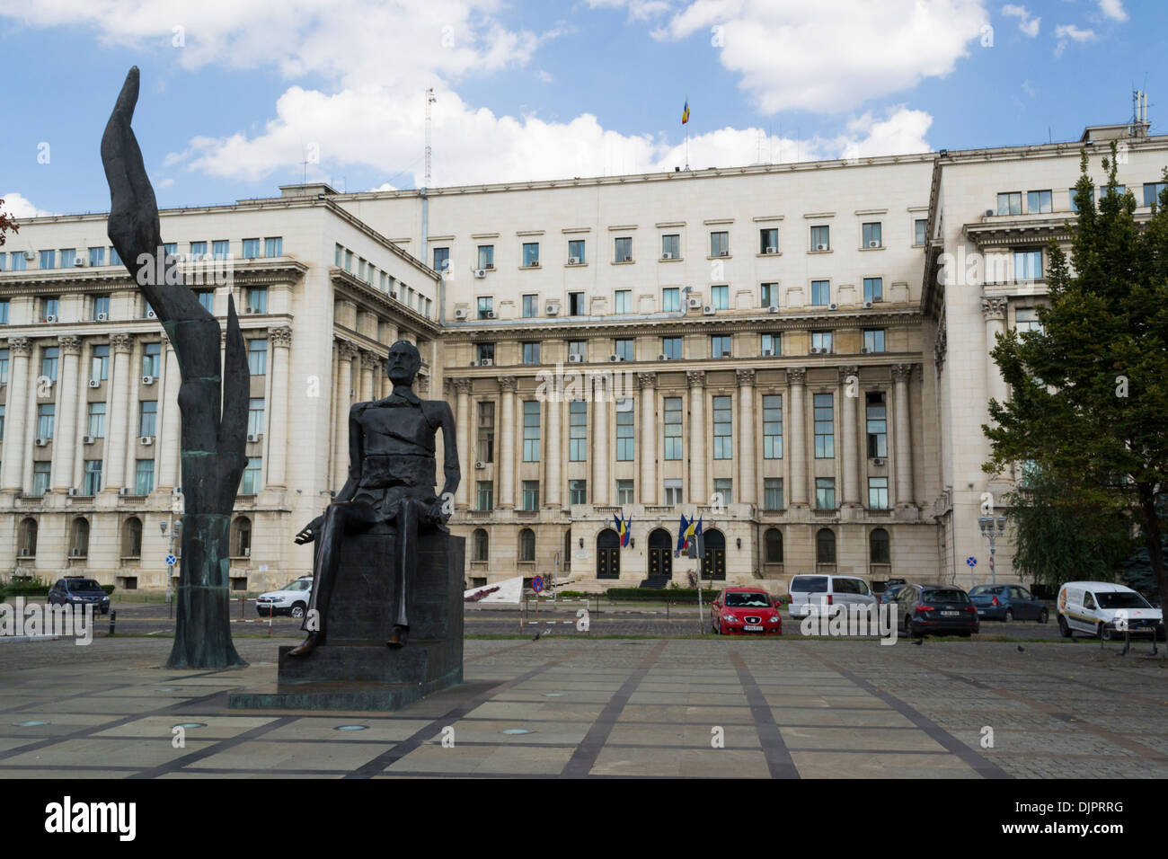 Iuliu Maniu Statue steht als Symbol gegen die ehemalige Rumänische kommunistische Parteizentrale, jetzt Kammer der Abgeordneten Gebäude Stockfoto