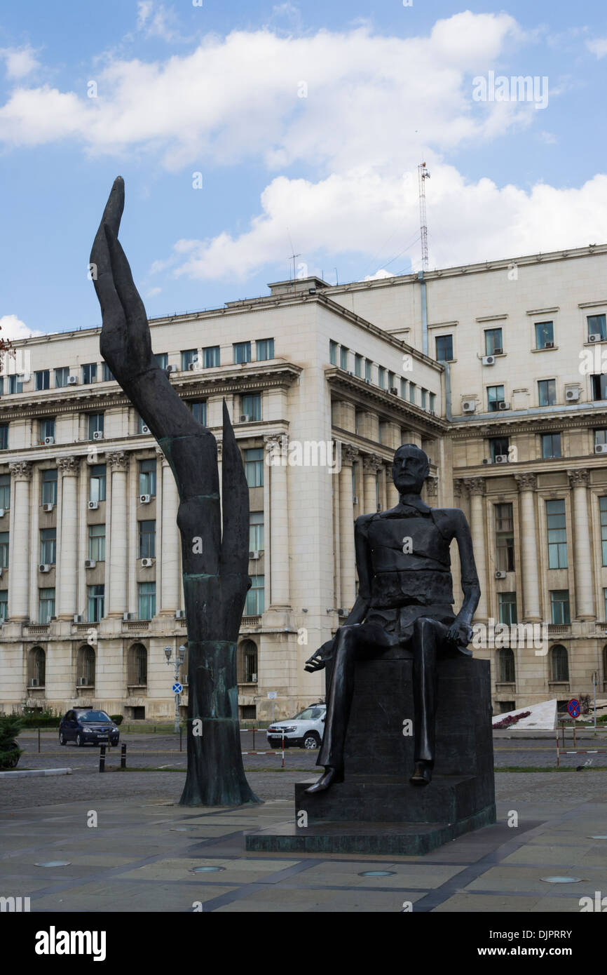 Iuliu Maniu Statue steht als Symbol gegen die ehemalige Rumänische kommunistische Parteizentrale, jetzt Kammer der Abgeordneten Gebäude Stockfoto