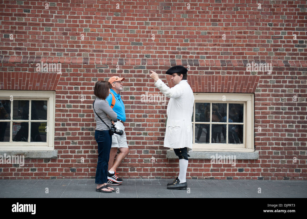 Außerhalb der Old State House in Boston, spricht ein kostümierter Dolmetscher mit Touristen. 3. Oktober 2013 Stockfoto