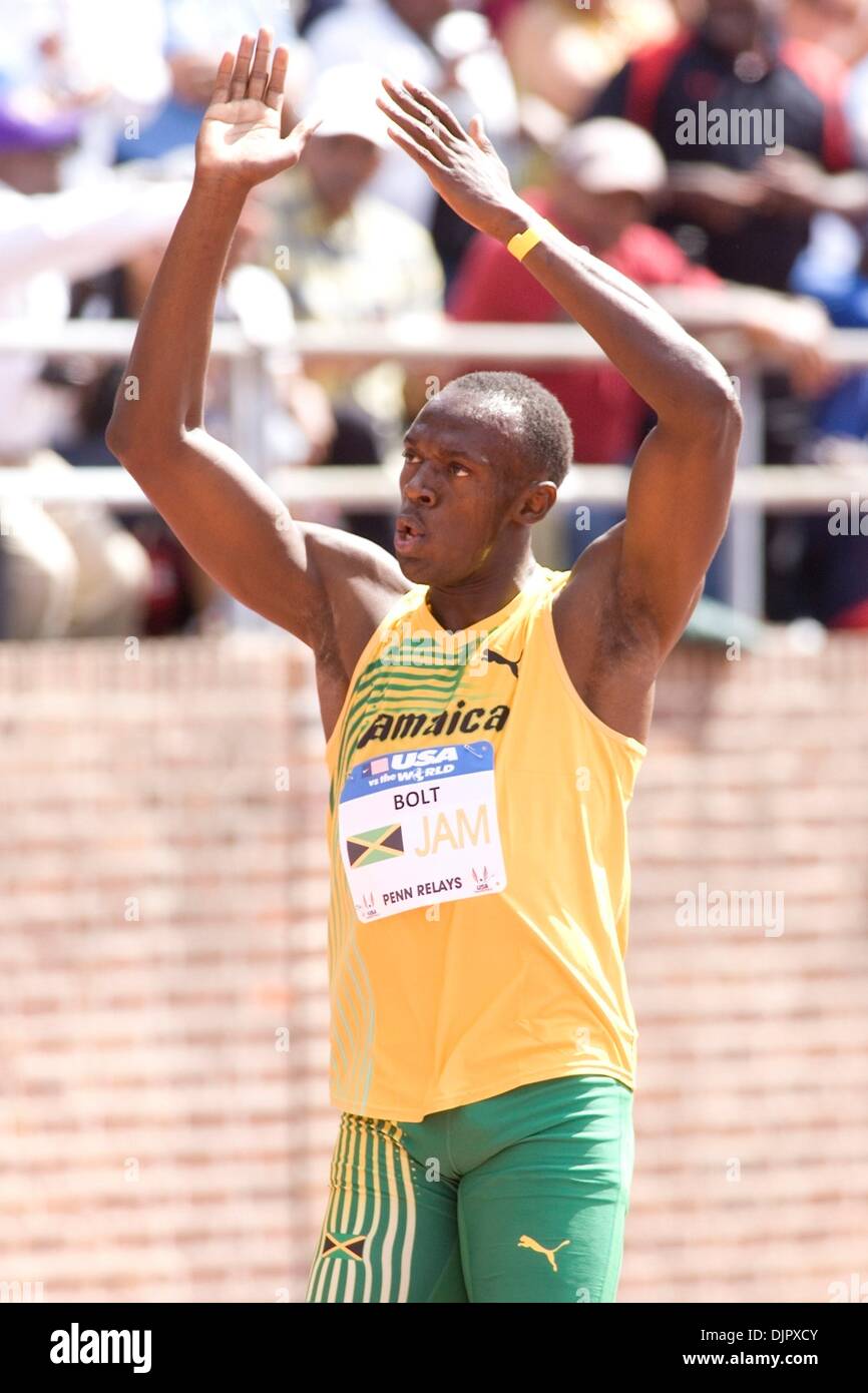 24. April 2010 - Philadelphia, Pennsylvania, USA - USAIN BOLT erkennt die ausverkauften, nachdem im Wettbewerb um Jamaika Gold und zuerst in den USA vs. die Welt Männer 4 x 100-Rennen auf der Penn Relays zu platzieren. Sein Team Zeit des 37.90. (Kredit-Bild: © Jay Gorodetzer/ZUMA Press) Stockfoto