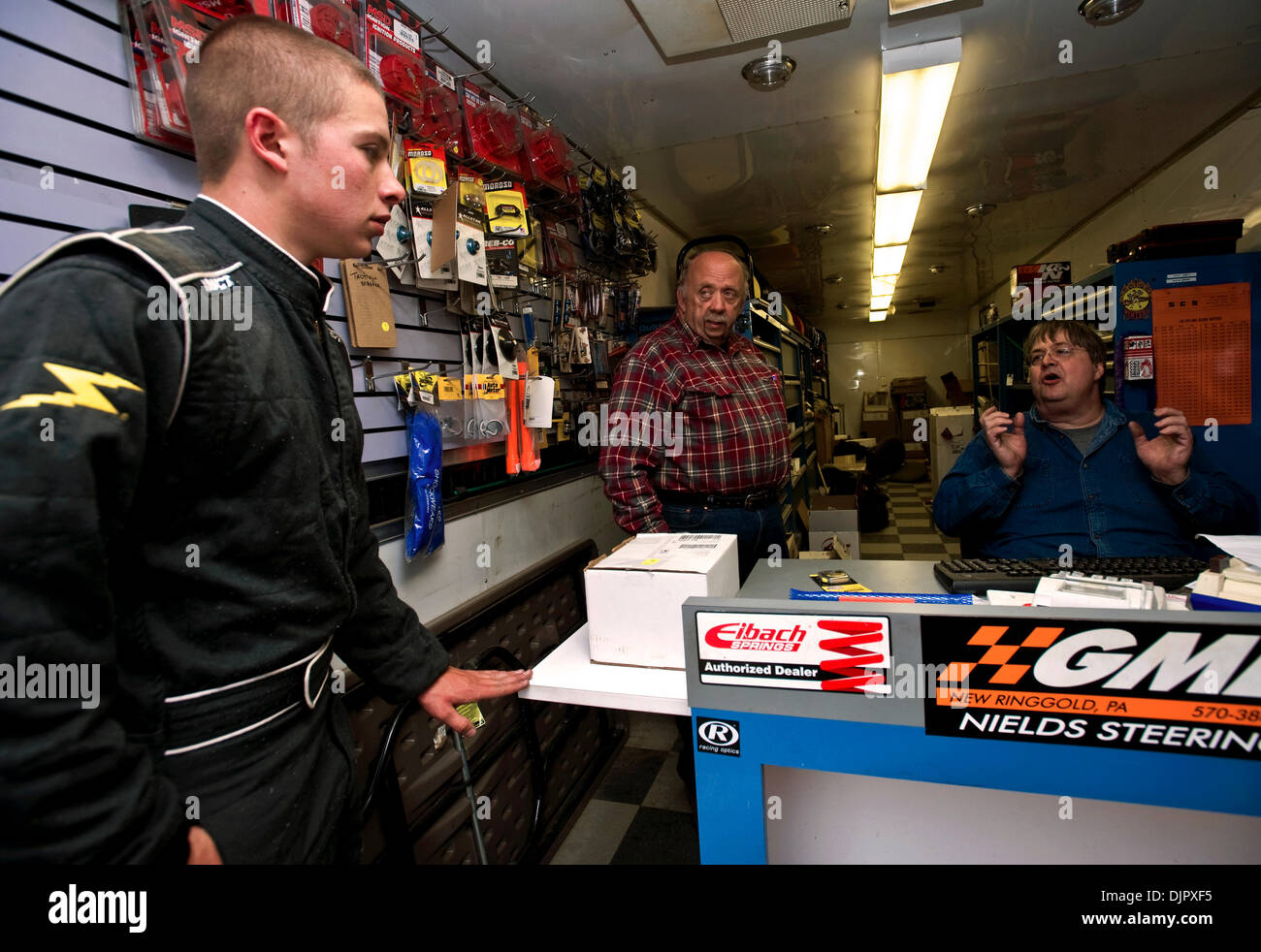 24. April 2010 - neue Ägypten, New Jersey, USA - als RICHARD PATTERSON blickt auf Fahrer, die BRIAN PAPIEZ Teile-Experte MARK BLACKWELL, rechts hört, erklären, welche Teile benötigt werden und wie viel es Kosten wird, um Papiezs Auto zu reparieren und es auf 3/8 Meile, roten Ton neuen Ägypten Speedway, die Website von short-Track-Autorennen seit den 1950er Jahren wieder auf den Weg bekommen.  In dieser Kleinstadt in New Jersey, Stockfoto