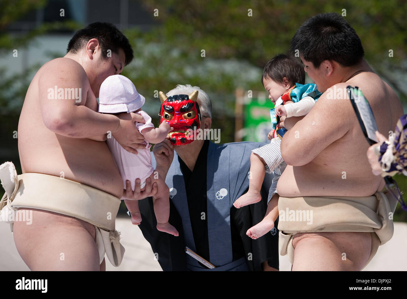 25. April 2010 - Tokyo, Japan - als Amateur Sumo-Ringer halten Babys während des jährlichen Festivals "Nakizumo" (weint Sumo) am Sensoji-Tempel und maskierter Mann versucht, erschrecken, so dass sie schreien werden. Hundert Babys geboren im Jahr 2009 nahmen an dem weinenden Wettbewerb, die stattfindet für Babys Wachstum und die Gesundheit in ganz Japan zu beten. Je lauter die Weine, desto besser. Das erste Baby, wai Stockfoto