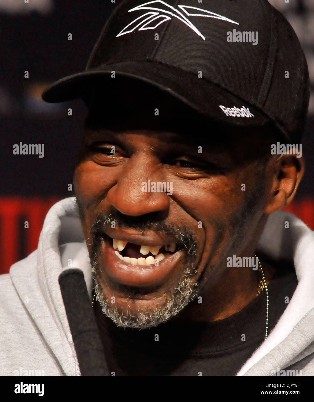 28. April 2010 - Las Vegas, Nevada, USA - Floyd Mayweather Jr Trainer ROGER MAYWEATHER während der abschließenden Pressekonferenz im MGM Grand Hotel/Casino 28. April 2010 in Las Vegas, Nevada.  Mayweather wird am Shane Mosley in einem Kampf im Weltergewicht in der MGM Grand Garden Arena am 1. Mai statt. (Kredit-Bild: © David Becker/ZUMApress.com) Stockfoto