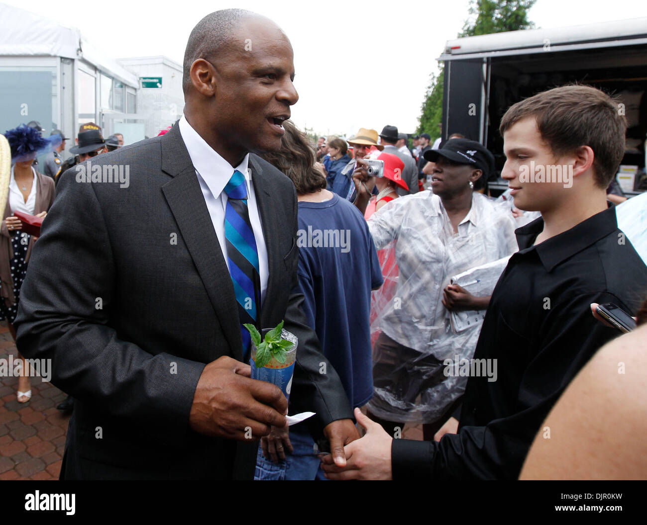 1. Mai 2010 - spricht Louisville, Kentucky, USA - im Ruhestand NFL Quarterback Warren Moon, mit einem Ventilator ...die 136. läuft das Kentucky Derby in Churchill Downs Samstag, 1. Mai 2010. Foto von Charles Bertram (Kredit-Bild: © Lexington Herald-Leader/ZUMApress.com) Stockfoto