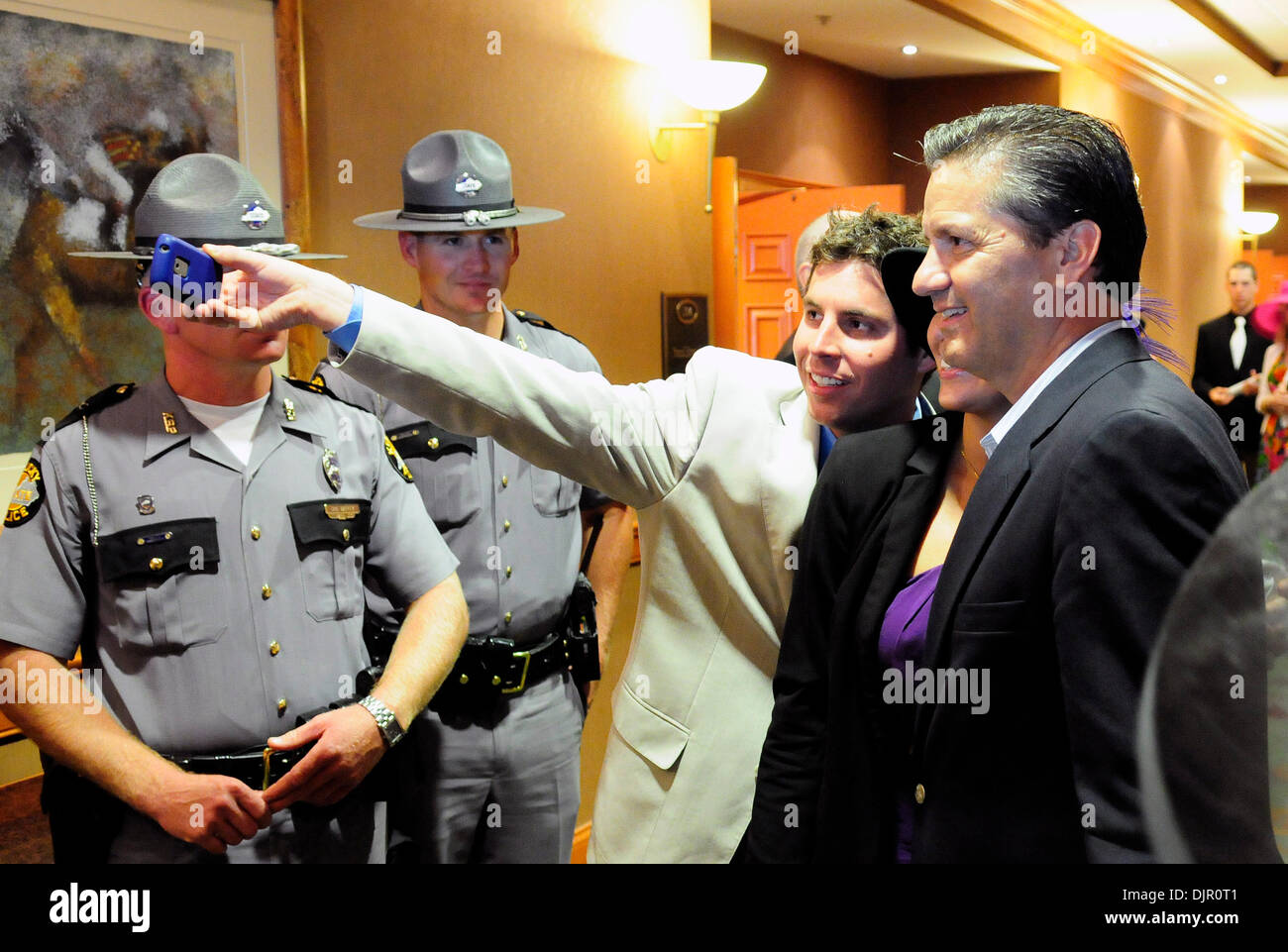 1. Mai 2010 - wurde Louisville, Kentucky, USA - UK Basketball Coach John Calipari, rechts, mit Foto-Anfragen überschwemmt, als er zwischen Suiten im Millionärs-Zeile in Churchill Downs ging. (Kredit-Bild: © Tom Eblen/Lexington Herald-Leader/ZUMApress.com) Stockfoto