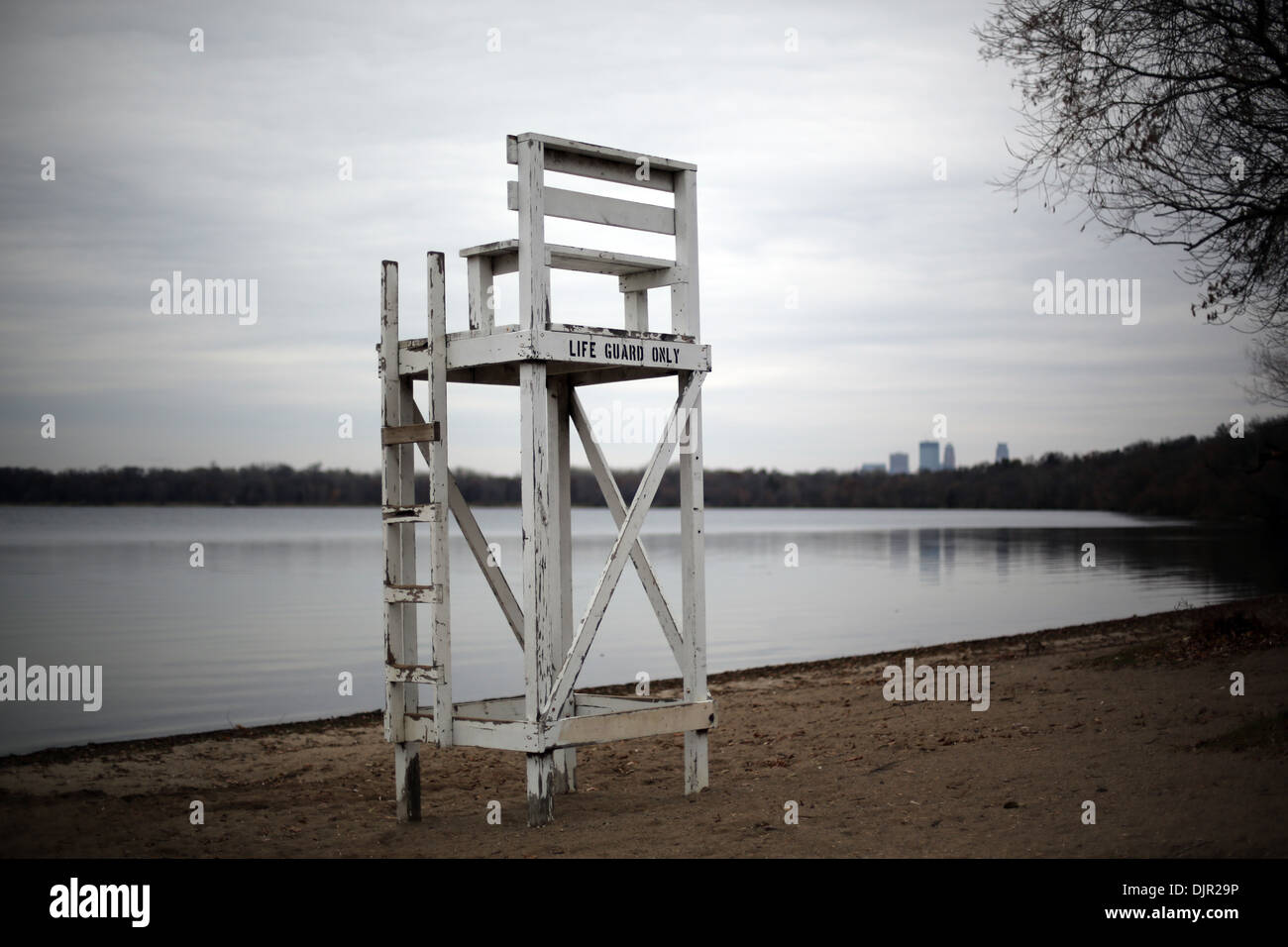 Eine leere Rettungsschwimmer stehen in der Nähe von einem See in Minneapolis in der Nebensaison. Stockfoto