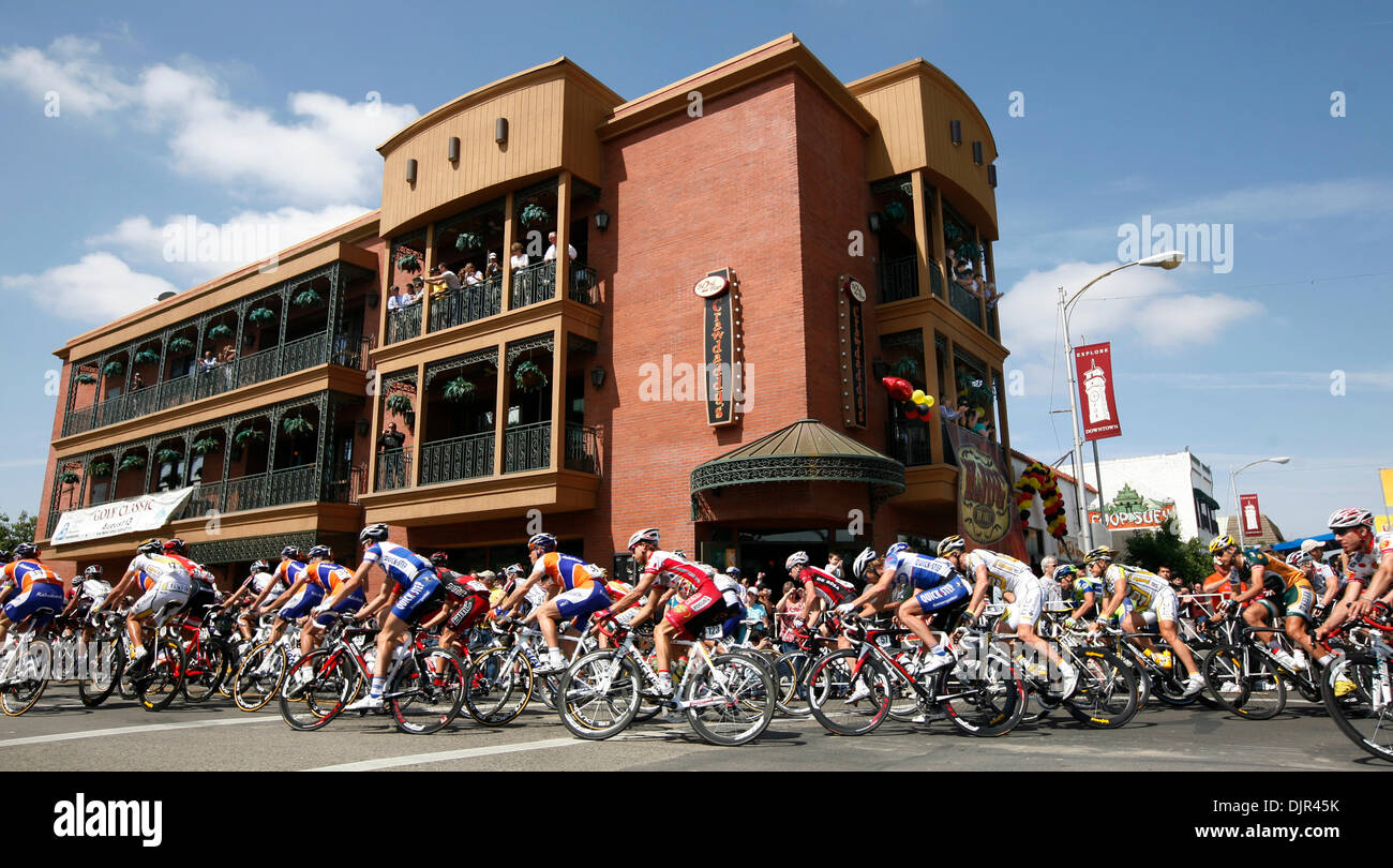 20. Mai 2010 - Visalia, Kalifornien, USA - Felix Adamo / The Californian.And sie sind Weg! Rennfahrer in der Amgen Tour of California rundet das Biegen Sie in Bridge St aus East Main in Visalia für den Start der 5. Etappe des Rennens. (Kredit-Bild: © Bakersfield-Californian/ZUMApress.com) Stockfoto