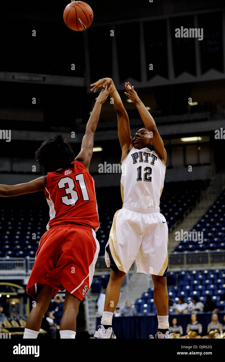 1. März 2010 - Pittsburgh, PA, USA - 1. März 2010: Universität von Pittsburgh junior Guard Brittaney Thomas (12) trifft zwei über St. Johns University Freshman Wache Shenneika Smith (31) in der ersten Hälfte der NCAA Frauen Big East Basketball-Aktion im Petersen Events Center in Pittsburgh, PA... St. Johns University gewann das Spiel 77-65.Mandatory-Credit: Dean Beattie / Southcreek Glo Stockfoto