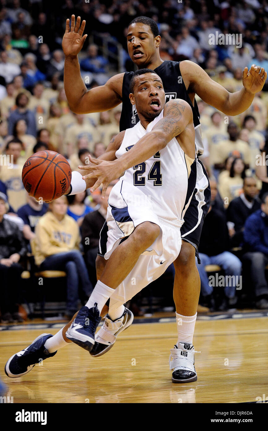 4. März 2010 - Pittsburgh, PA, USA - 4. März 2010: University of Pittsburgh senior bewachen Jermaine Dixon (24) Laufwerke die Grundlinie vorbei Providence College Freshman vorwärts Bilal Dixon (42) in der ersten Hälfte des Big East NCAA Männer Basketball-Aktion im Petersen Events Center in Pittsburgh, PA... Pitt führt um den halben 32-28..Mandatory Credit: Dean Beattie / Southcreek Global Media Stockfoto