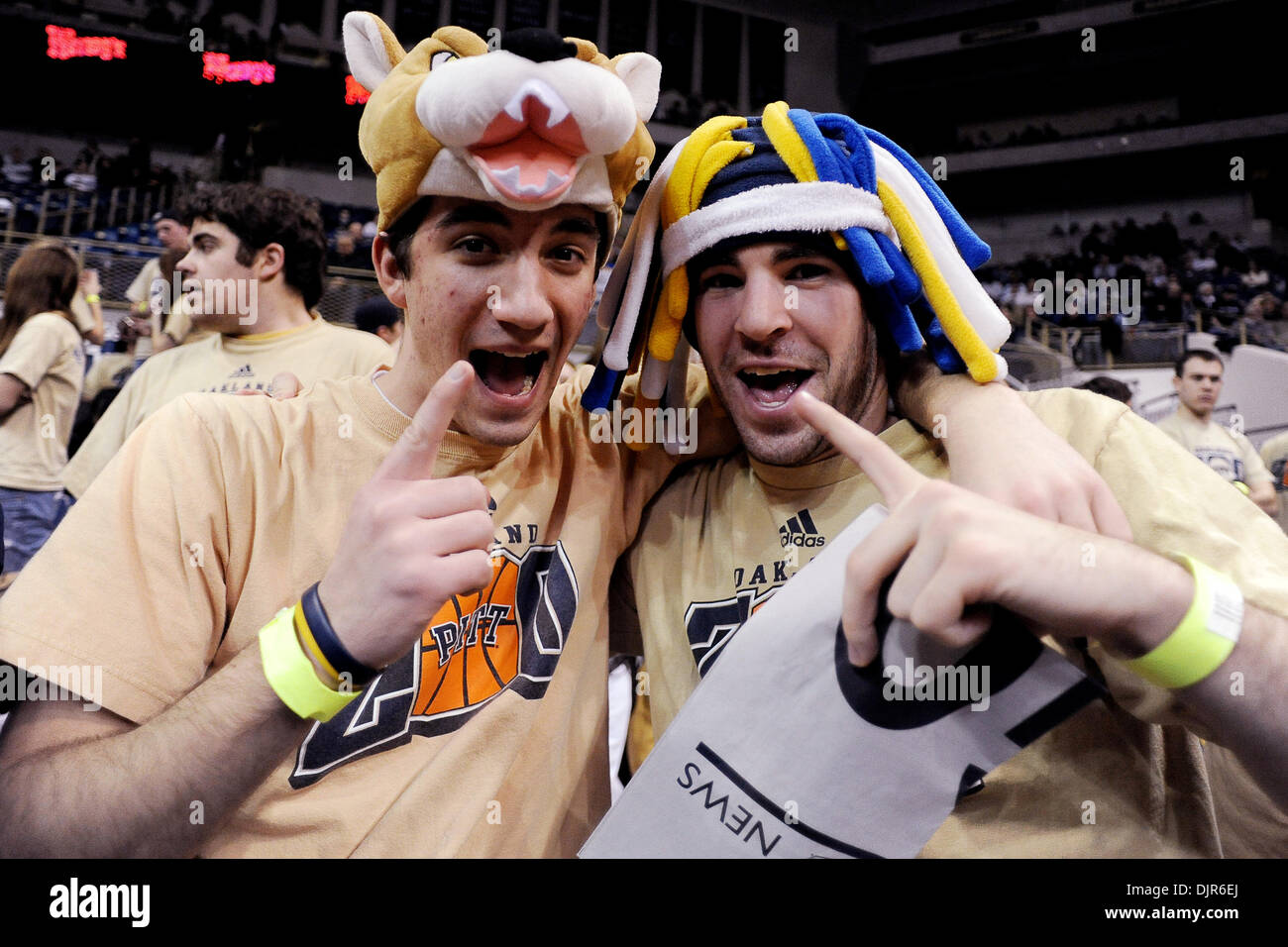 4. März 2010 - Pittsburgh, PA, USA - 4. März 2010: Mitglieder des Oakland Zoo Mach dich bereit für den Start des Spiels zwischen Providence College und den Pitt Panthers in der Big East NCAA Männer Basketball-Aktion im Petersen Events Center in Pittsburgh, PA... Pitt führte bei der halben 34-28. Dann fuhr fort, das Spiel auf der Summer mit einem Ashton Gibbs 3 Zeiger nur wenige Schritte über die halbe Cou gewinnen Stockfoto