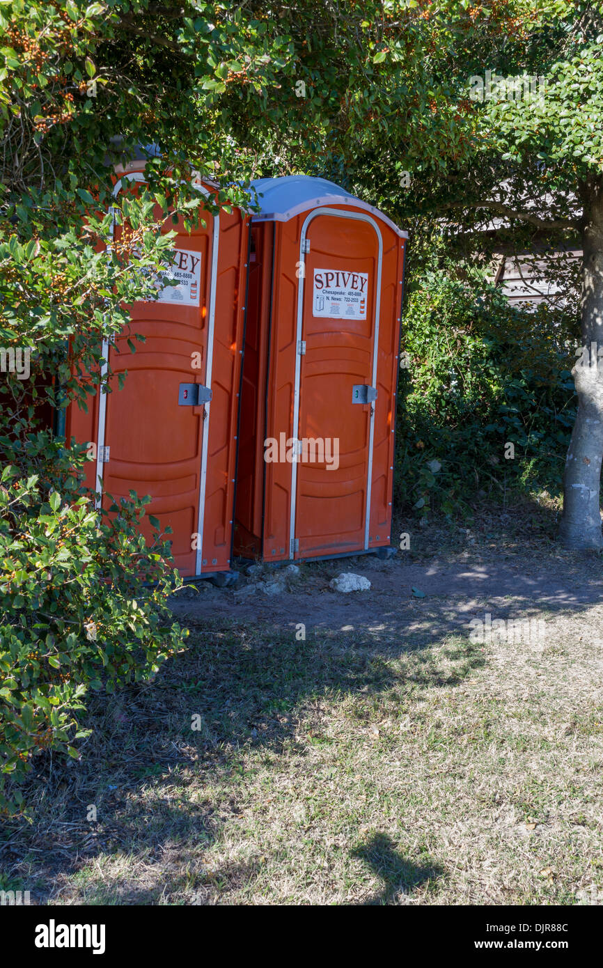 Tragbare Toiletten für Touristen im Old Cape Henry Leuchtturm auf dem Gelände von Fort Story in Virginia. Stockfoto
