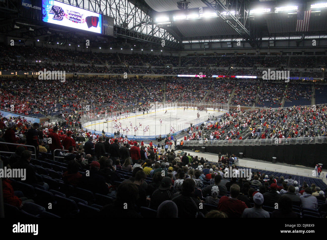 10. April 2010 - Detroit, Michigan, USA - 10. April 2010: ein Blick auf Ford Field aus der Bahnhofshalle zeigt das Rekord-Publikum von 37.592. Boston College schlagen Wisconsin 5-0 in der NCAA Hockey Championship Spiel im Ford Field in Detroit, Michigan. (Kredit-Bild: © Alan Ashley/Southcreek Global/ZUMApress.com) Stockfoto