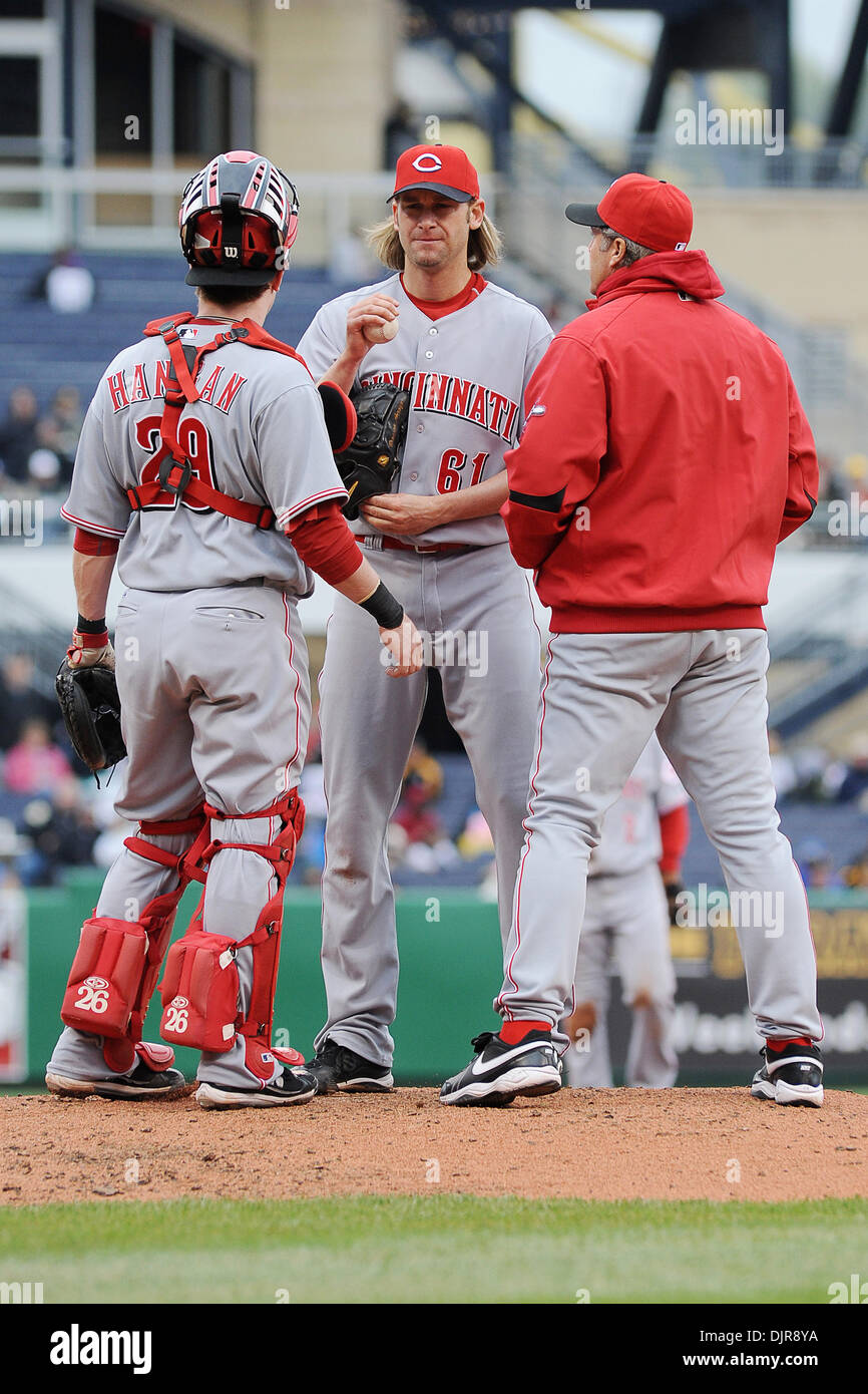 18. April 2010 - Pittsburgh, PA, USA - 18. April 2010: Cincinnati Reds Catcher Ryan Hanigan (29) und Cincinnati Reds Pitching Coach Bryan Preis (38) haben ein Treffen auf dem Hügel mit Cincinnati Reds ab Krug Bronson Arroyo (61) im vierten Inning von Spiel 3 in der Serie zwischen den Piraten und Reds an PNC Park in Pittsburgh, PA... Piraten gewann das Spiel mit 5: 3 und fegte die ser Stockfoto