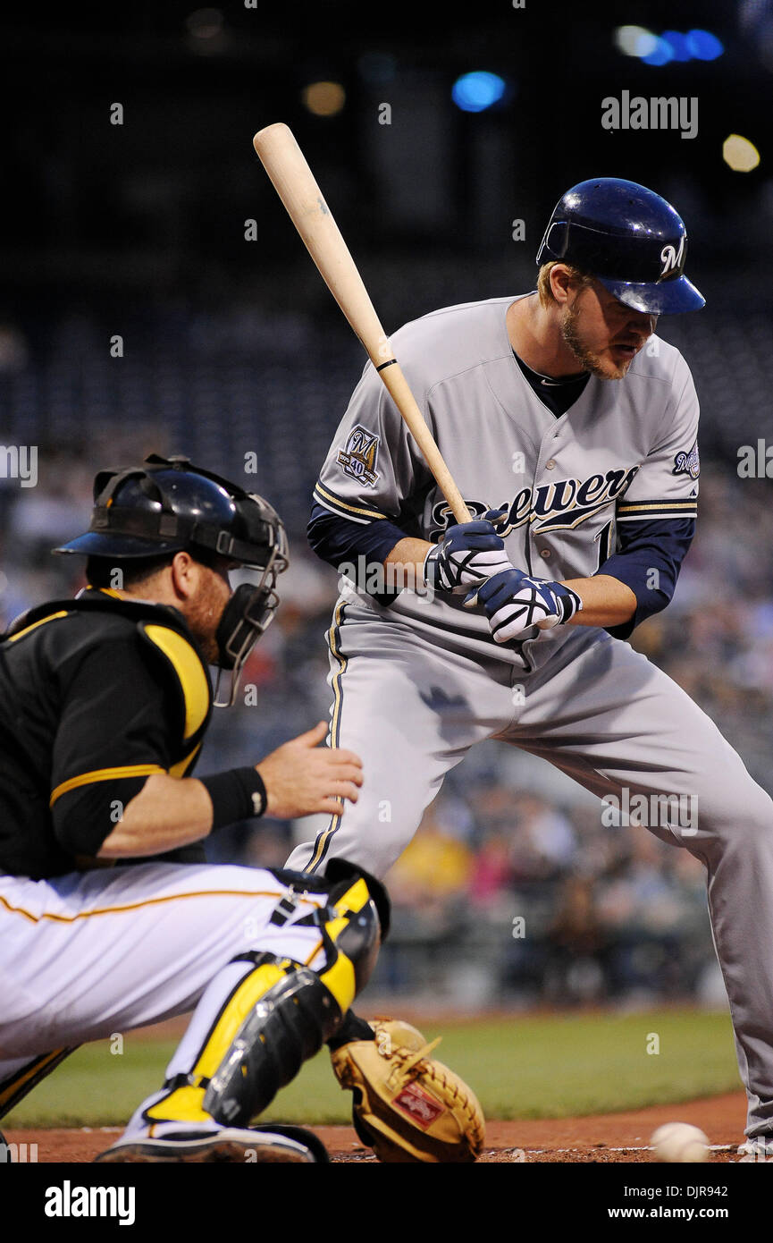 21. April 2010 - Pittsburgh, PA, USA - 21. April 2010: Milwaukee Brewers' Outfielder Corey Hart (1) Uhren wie der Ball trifft den Schmutz zu seinen Füßen im vierten Inning als Pittsburgh Pirates Catcher Ryan Doumit (41) senkt seinen Handschuh, den Ball ab, entfernt in Spiel 2 der 3 Spiel-Serie zwischen den Piraten und Brauereien im PNC Park in Pittsburgh , PA... Brewers gewannen Spiel 2 von der Stockfoto