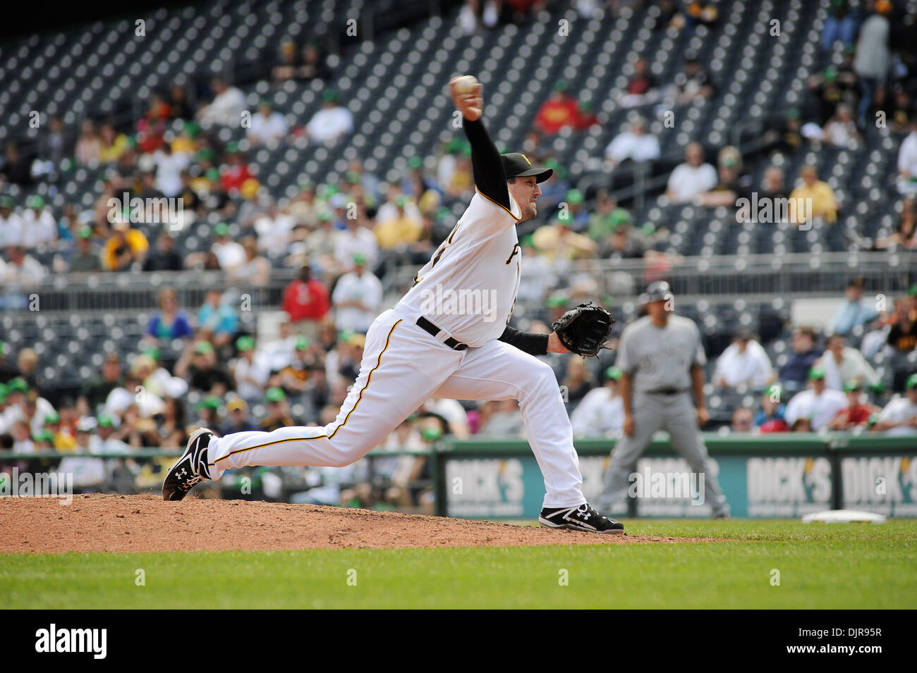 22. April 2010 - Pittsburgh, PA, USA - 22. April 2010: Pittsburgh Pirates Entlastung Krug Joel Hanrahan (52) macht sich bereit zum release in Spiel 3 der 3 Spiel-Serie zwischen den Piraten und den Milwaukee Brewers im PNC Park in Pittsburgh, PA... Brauer gewann mit einem Score von 20-0 und fegt die Piraten Spiel 3 der Serie... Obligatorische Credit: Dean Beattie / Southcreek Global Media (Credit Bild Stockfoto