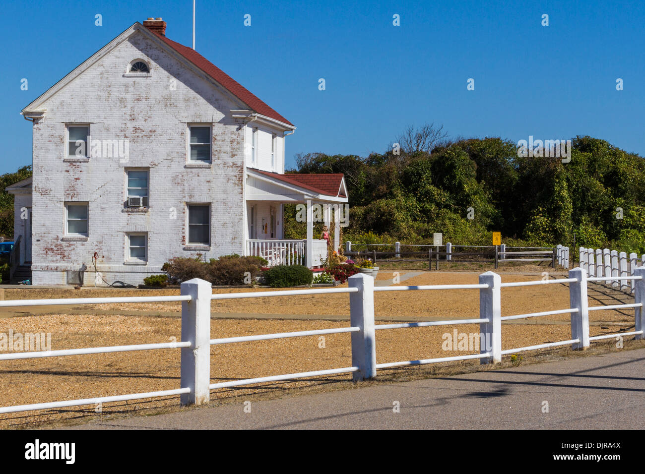 Keeper's Quarters am New Cape Henry Lighthouse auf dem Gelände von Fort Story in Virginia. Stockfoto