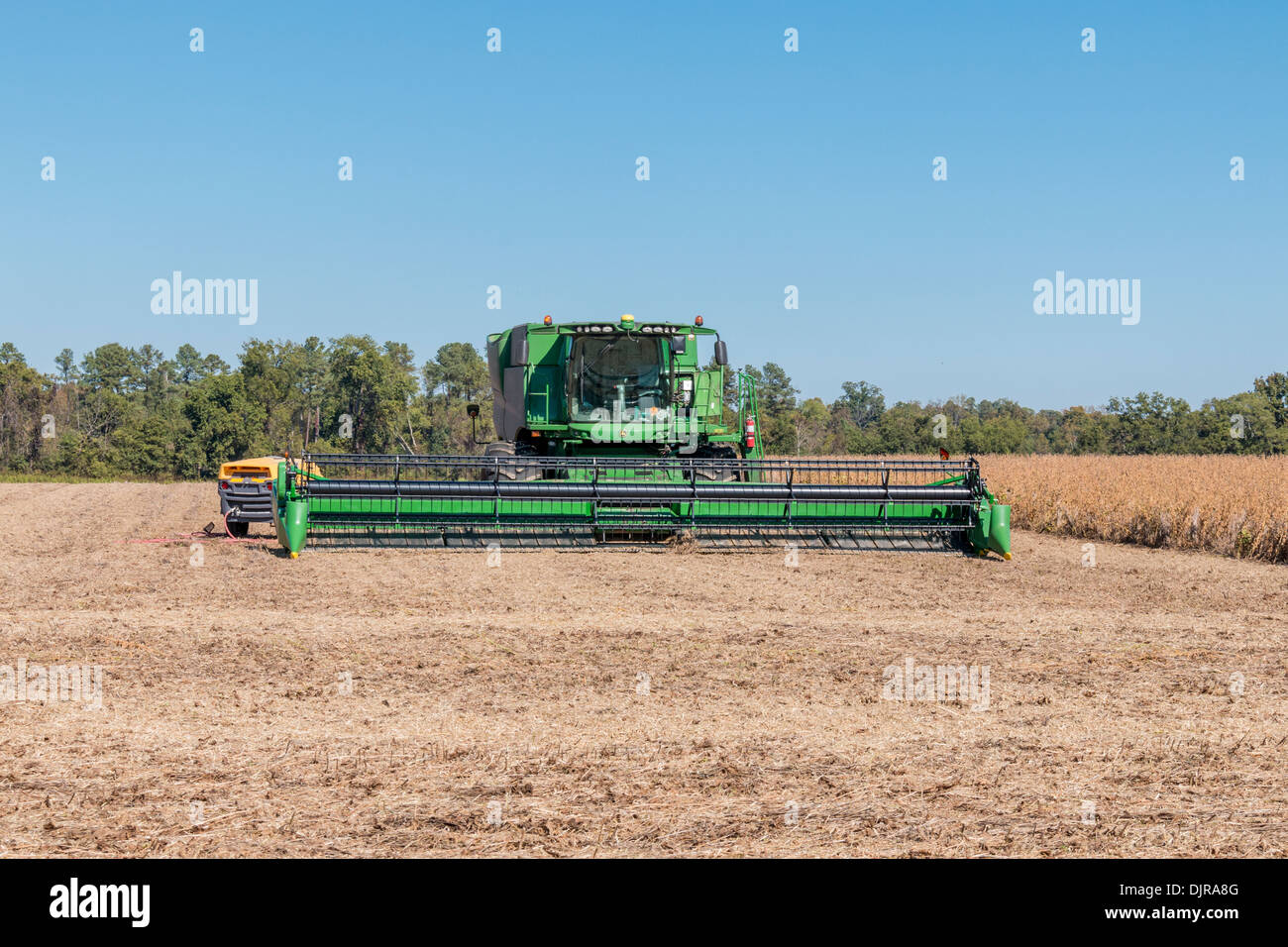 John Deere Mähdrescher in der historischen Shirley Plantation in Virginia. Stockfoto