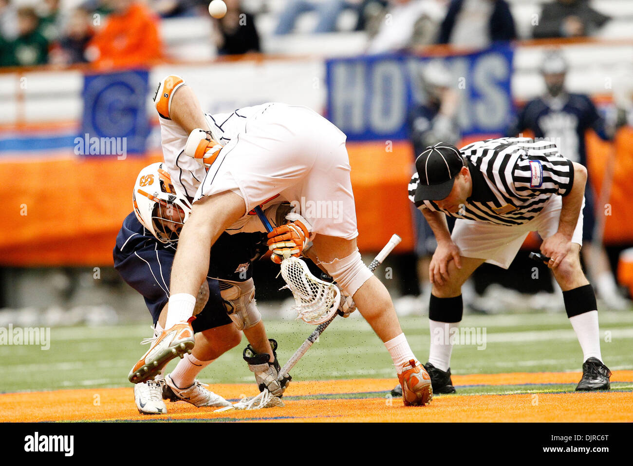 13. März 2010 - Syracuse, New York, USA - 13. März 2010: Georgetown Brian Tabb (25) und Syrakus Gavin Jenkinson (48)-Face off während der Spielaktion an die Georgetown Hoyas bei Syracuse Orange Lacrosse Spiel auf Carrier Dome in Syracuse, New York statt.  Zweitgrößten Syrakus (3: 1, 1: 0) besiegte Nr. 11 Georgetown (2: 2, 1: 1) in seiner Antrittsrede BIG EAST Conference Spiel auf Saturd 15-12 Stockfoto