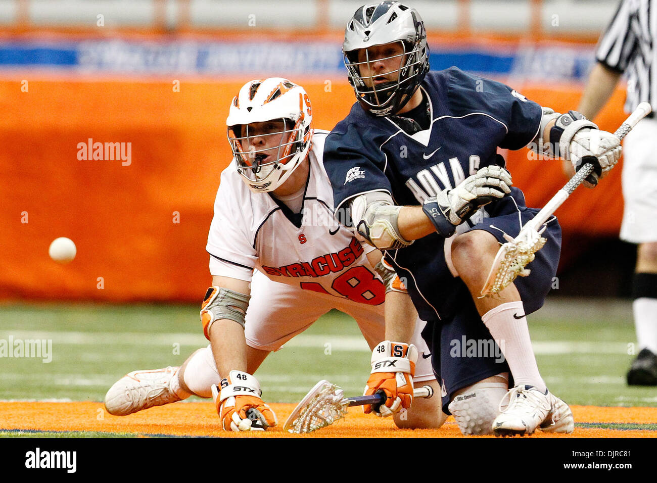 13. März 2010 - Syracuse, New York, USA - 13. März 2010: Georgetown Brian Tabb (25) und Syrakus Gavin Jenkinson (48)-Face off während der Spielaktion an die Georgetown Hoyas bei Syracuse Orange Lacrosse Spiel auf Carrier Dome in Syracuse, New York statt.  Zweitgrößten Syrakus (3: 1, 1: 0) besiegte Nr. 11 Georgetown (2: 2, 1: 1) in seiner Antrittsrede BIG EAST Conference Spiel auf Saturd 15-12 Stockfoto