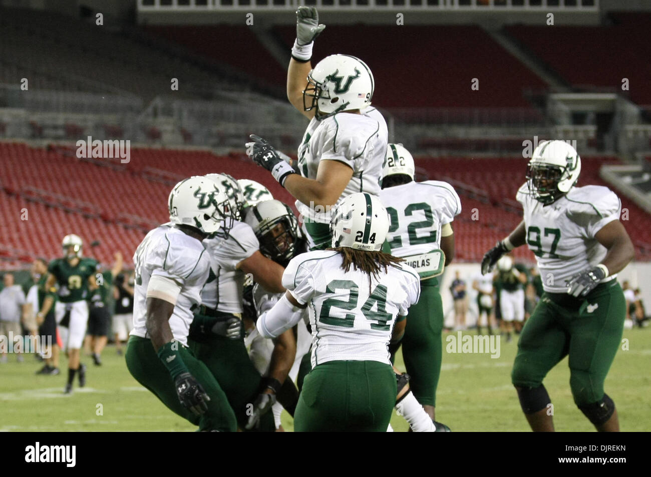 17. April 2010 - Tampa, Florida, USA - 17. April 2010: Team Bulls feiert einen Touchdown im vierten Quartal. Team Süd-Florida besiegte Team Bulls 52-31 als USF ihre Frühling Fußballspiel im Raymond James Stadium in Tampa, Florida gespielt (Credit-Bild: © Margaret Bowles/Southcreek Global/ZUMApress.com) Stockfoto