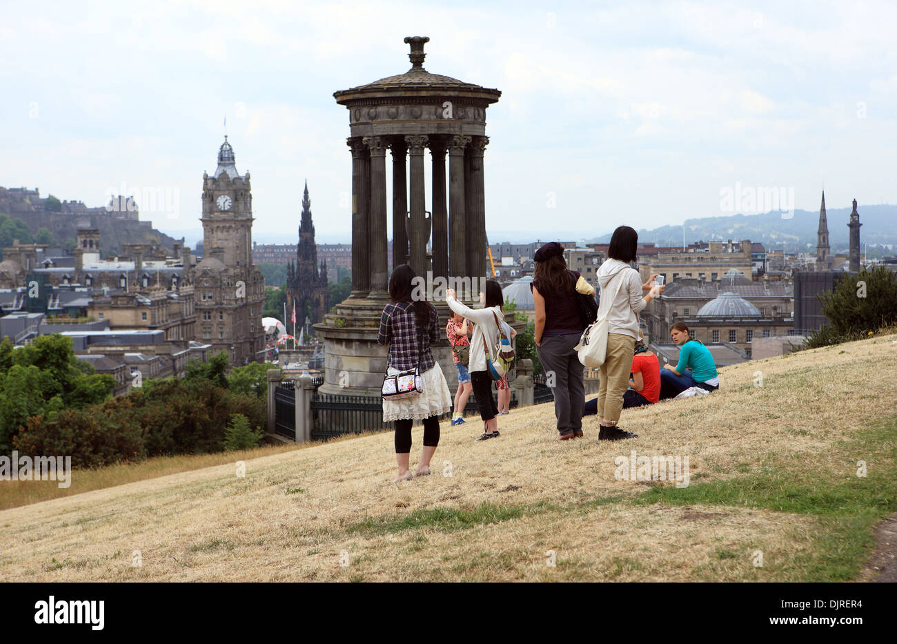Touristen in der Nähe von Dugald Stewart Monument auf dem Calton Hill in Edinburgh Stockfoto