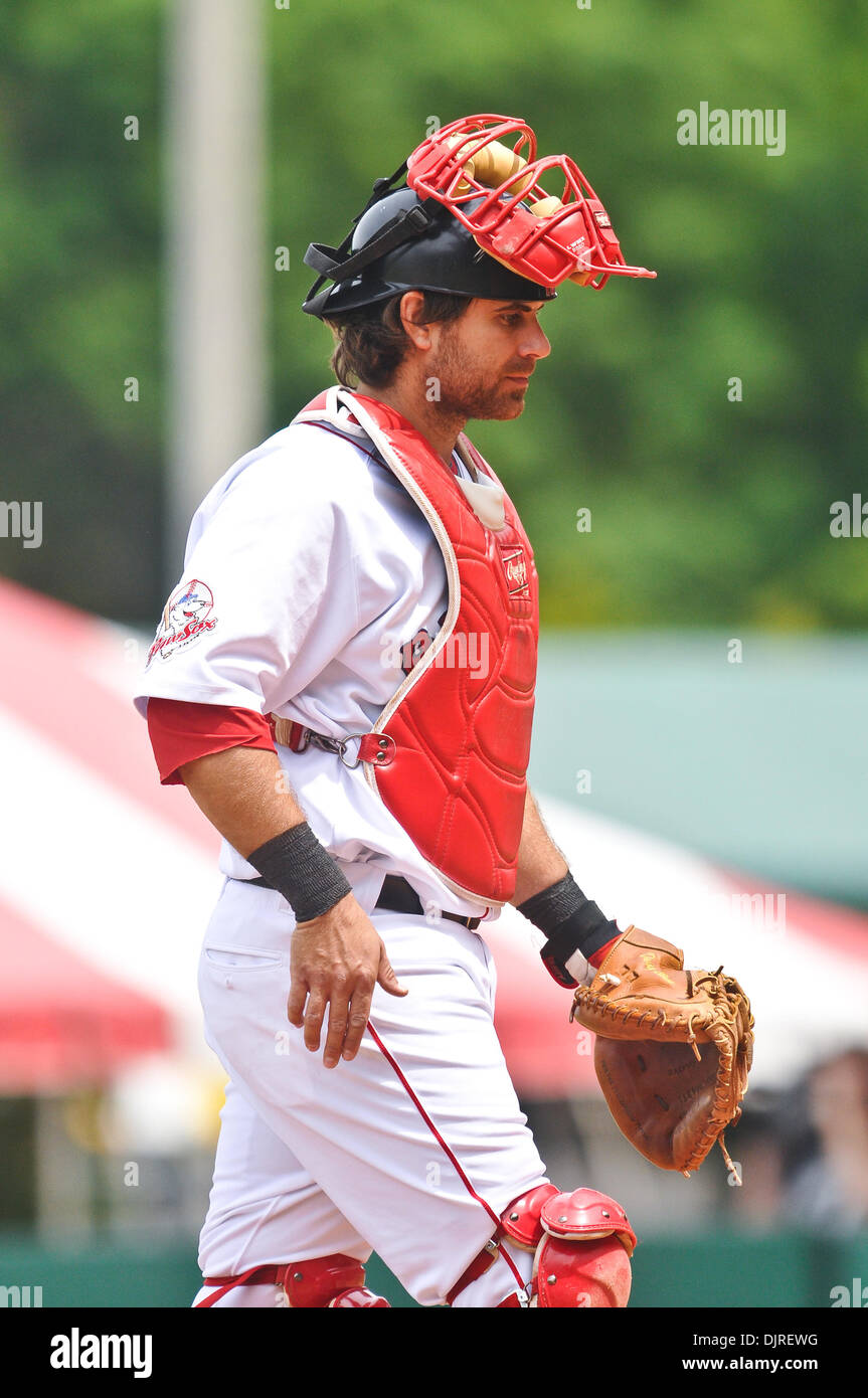 17. Mai 2010 - Pawtucket, Rhode Island, USA - 17. Mai 2010: Pawtucket Red Sox Catcher Dusty Brown (15) geht von den Hügel zurück nach einem Abstecher zu den Mound. Die Syracuse Chiefs besiegte die Pawtucket Red Sox 5-4 McCoy Stadium in Pawtucket, Rhode Island. (Kredit-Bild: © Geoff Bolte/Southcreek Global/ZUMApress.com) Stockfoto