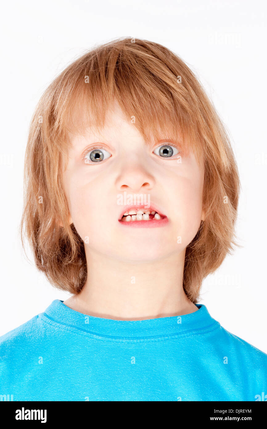 Junge mit blonden Haaren zeigen, seine fehlende Milchzähne - Isolated on White Stockfoto