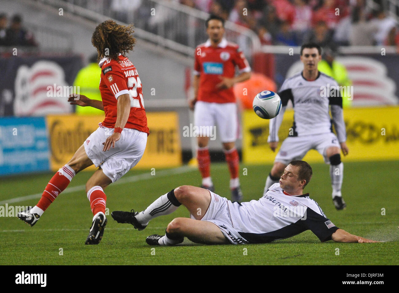 19. Mai 2010 - Foxboro, Massachusetts, USA - 19. Mai 2010: New England Revolution vorwärts Zak Boggs (33) ist ein wenig zu spät für die Verteidigung die Pass von Benfica-Verteidiger David Luiz stoppen (23, l). Benfica besiegte die New England Revolution 4-0 in einem internationalen Freundschaftsspiel am Gillette Stadium, Foxboro, Massachusetts. (Kredit-Bild: © Geoff Bolte/Southcreek Global/ZUMApress.com) Stockfoto