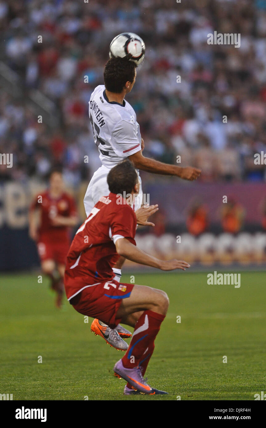 25. Mai 2010 - East Hartford, Connecticut, USA - 25. Mai 2010: die Vereinigten Staaten Verteidiger Jonathan Bornstein (12) leitet den Ball wie der Tschechischen Republik Mittelfeldspieler Libor Sionko (7) das Spiel Uhren... Der Tschechischen Republik und den Vereinigten Staaten sind in einem 1: 1-Unentschieden bei der Hälfte in einem WM-send-off Serie Match bei Rentschler Field in East Hartford, Connecticut. (Kredit-Bild: © Geoff Bolte/Sout Stockfoto