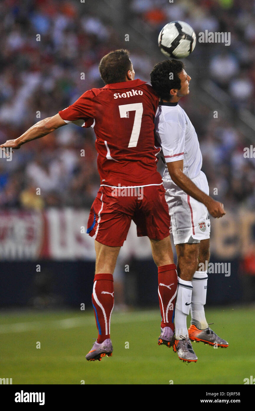 25. Mai 2010 - East Hartford, Connecticut, USA - 25. Mai 2010: Tschechien Mittelfeldspieler Libor Sionko (7, l) ist aus der Position für den Header als USA Verteidiger Jonathan Bornstein (12, R) erhält den Ball. Der Tschechischen Republik besiegte die USA 4: 2 im WM-send-off Serie bei Rentschler Field in East Hartford, Connecticut übereinstimmen. (Kredit-Bild: © Geoff Bolte/Süd Stockfoto