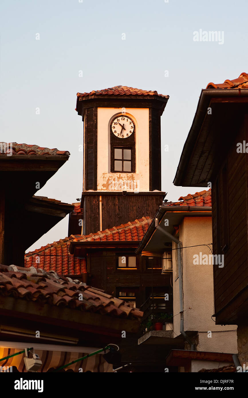 Turm mit einer Uhr in der Mitte der alten Stadt. Nessebar, Bulgarien. Stockfoto